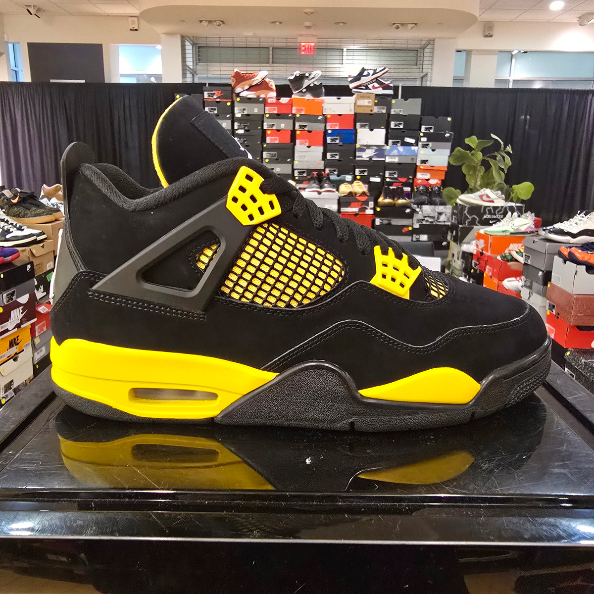 Jordan 4 Retro Thunder (2023) SZ 9.5 USED