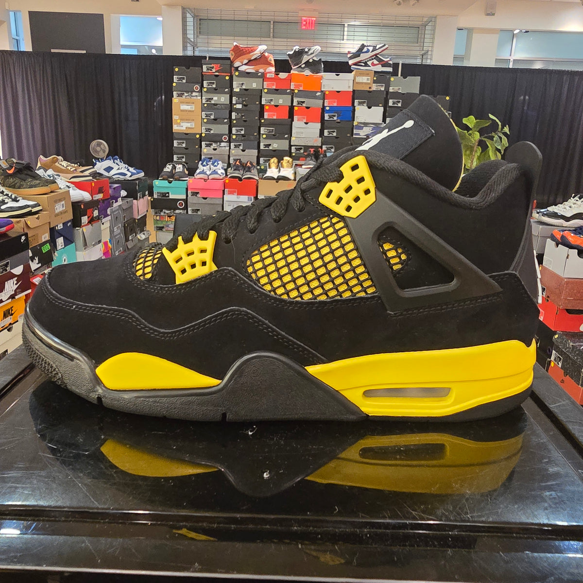 Jordan 4 Retro Thunder (2023) SZ 9.5 USED