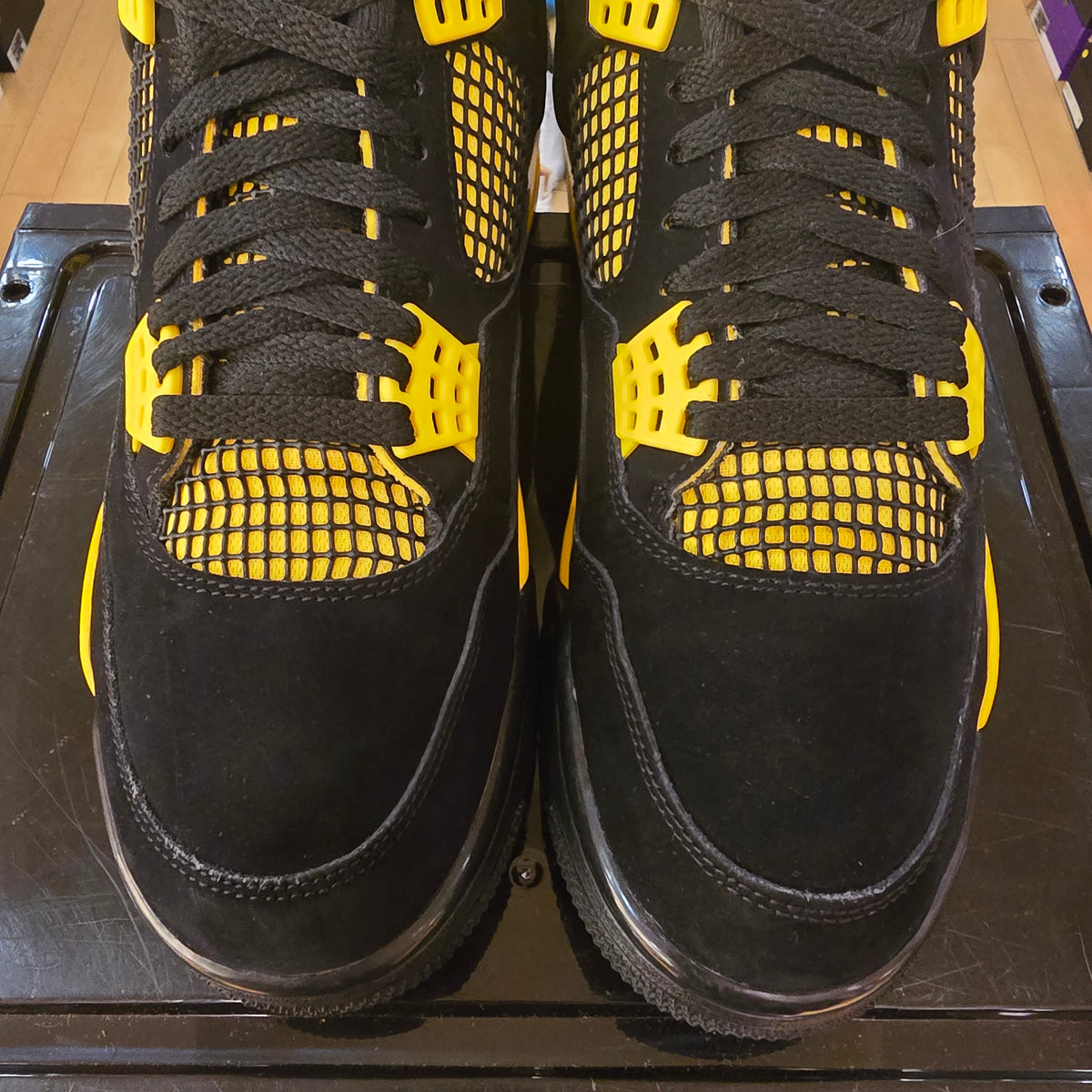 Jordan 4 Retro Thunder (2023) SZ 9.5 USED