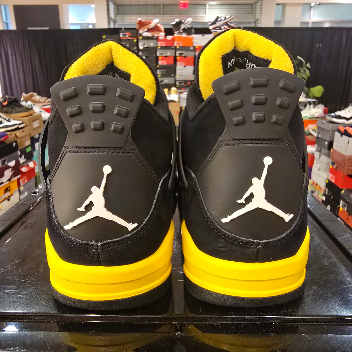 Jordan 4 Retro Thunder (2023) SZ 9.5 USED
