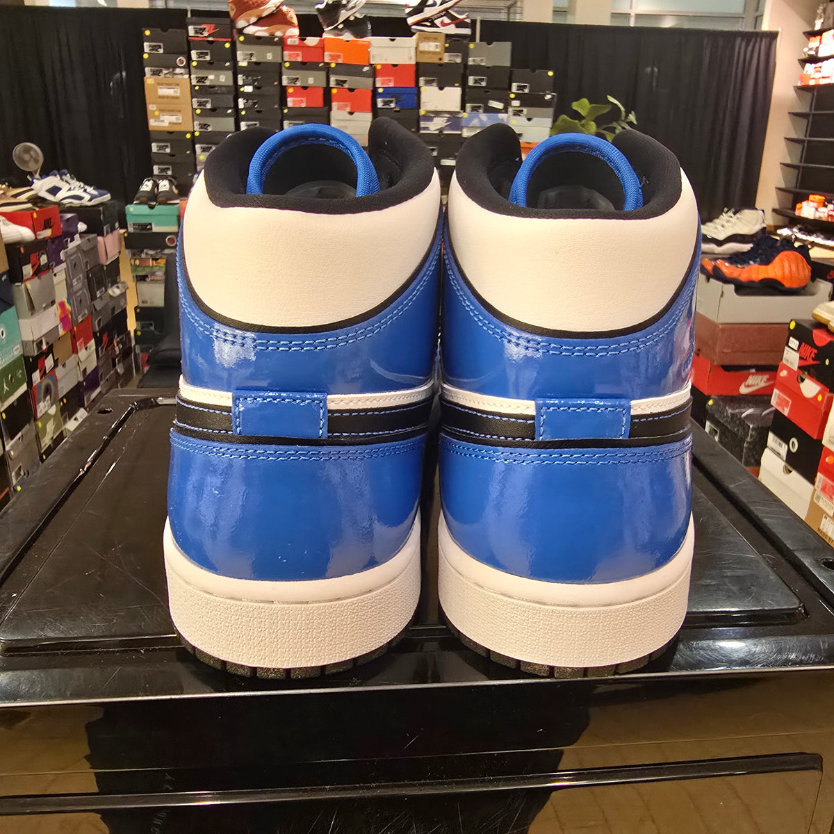 Jordan 1 Mid Signal Blue SZ 12