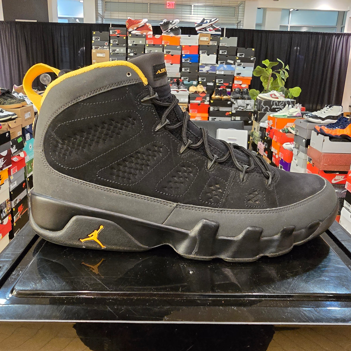 Jordan 9 Retro Dark Charcoal University Gold SZ 11.5 USED