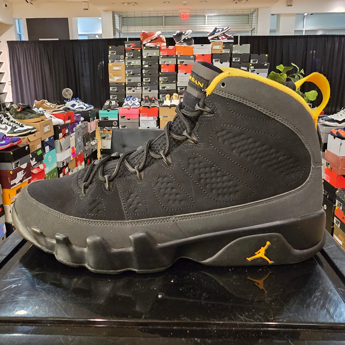 Jordan 9 Retro Dark Charcoal University Gold SZ 11.5 USED