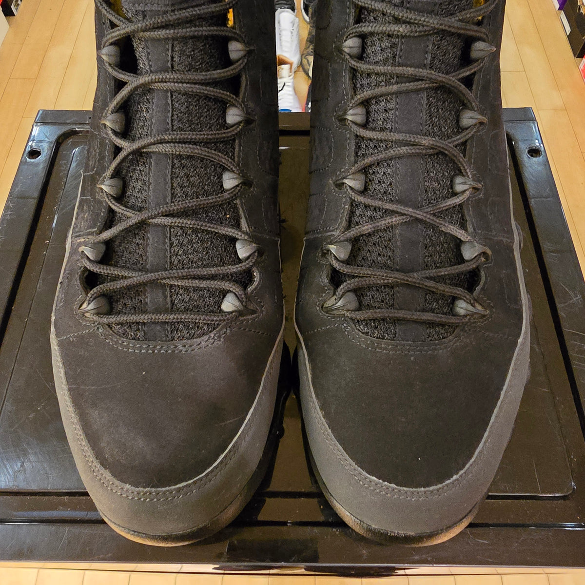 Jordan 9 Retro Dark Charcoal University Gold SZ 11.5 USED