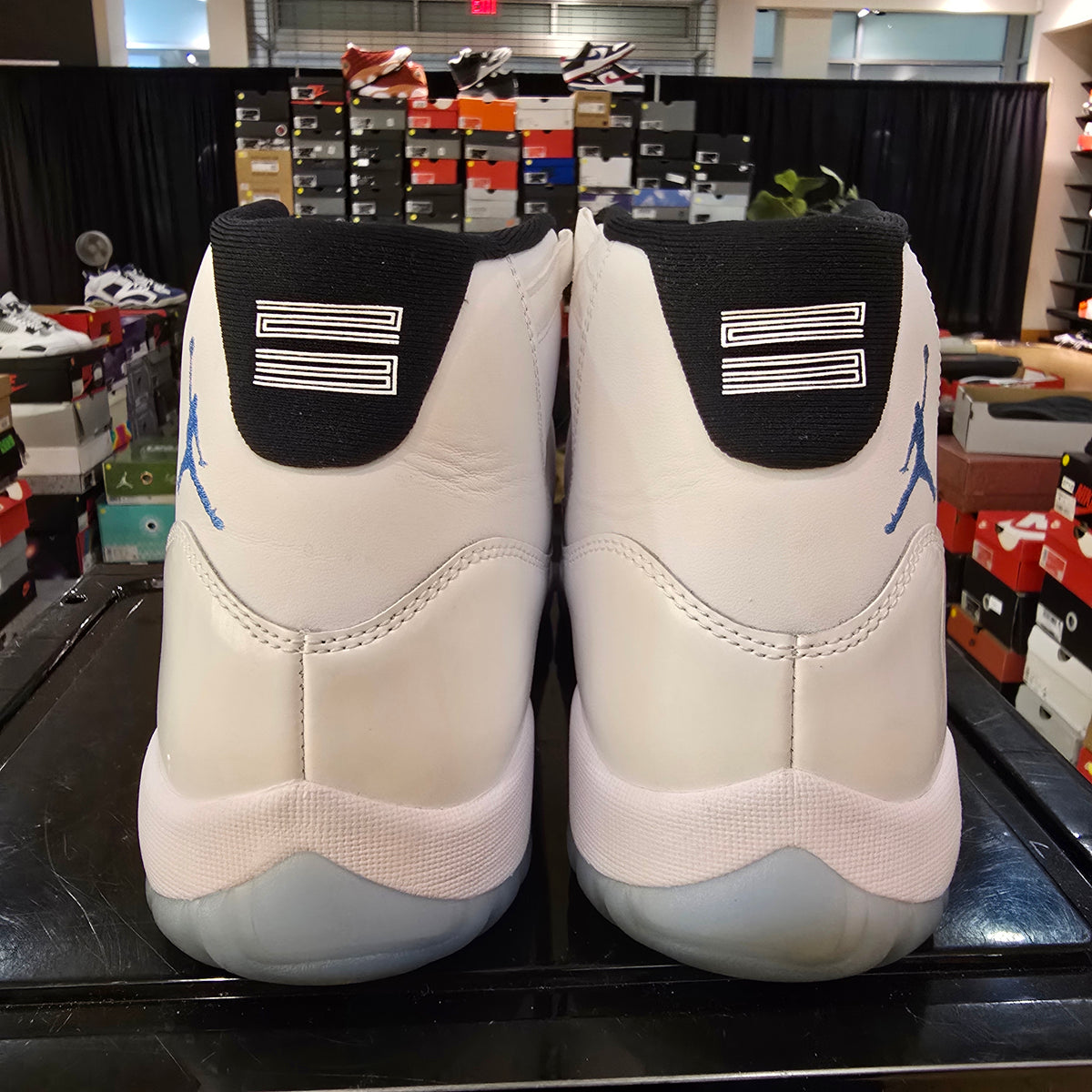 Jordan 11 Retro Legend Blue (2024) SZ 10.5 USED