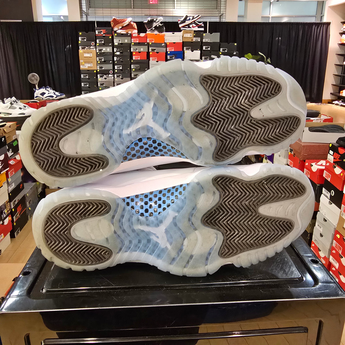 Jordan 11 Retro Legend Blue (2024) SZ 10.5 USED