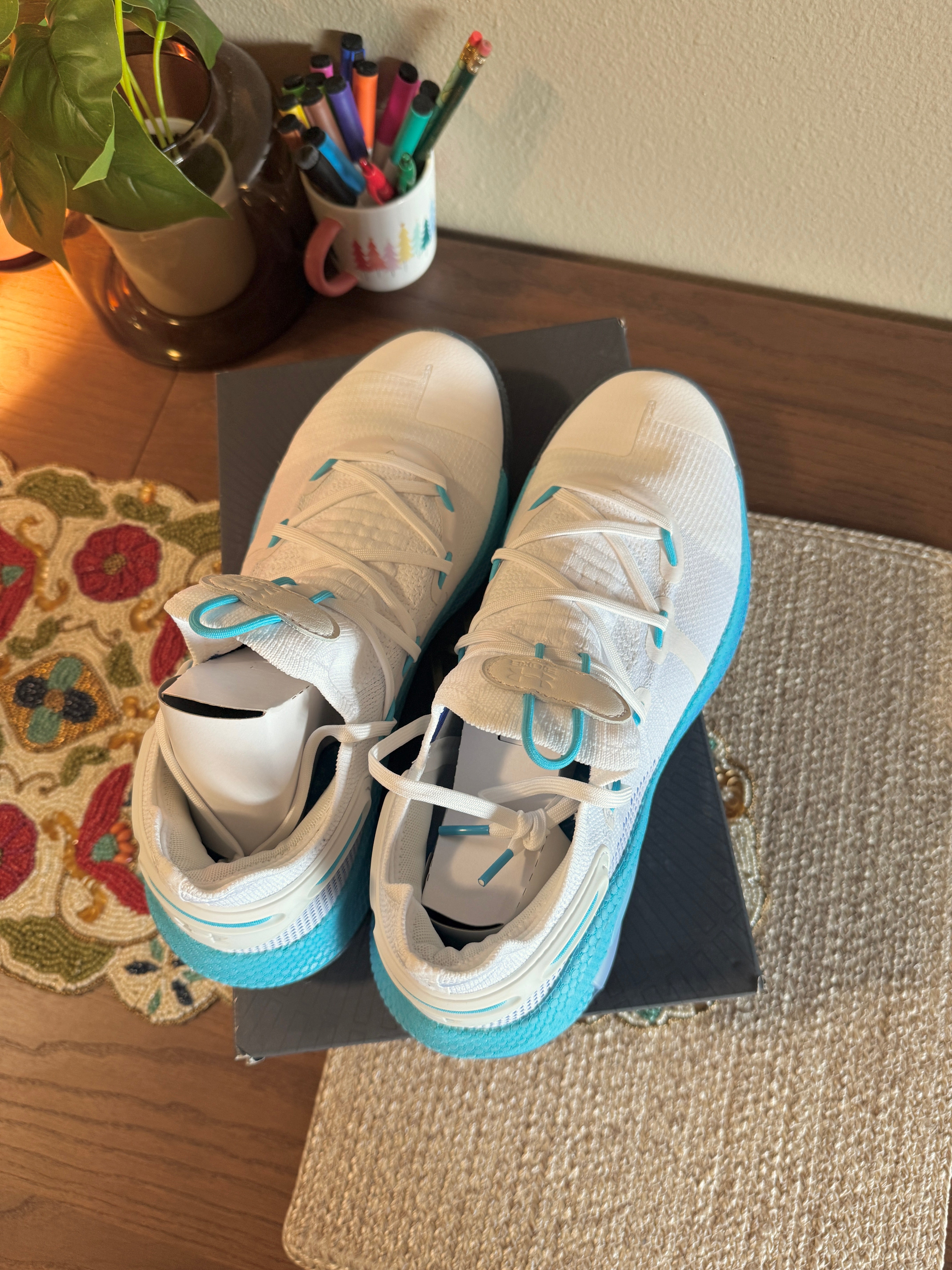 Under Armour Curry 6 Christmas in the Town Size 11.5