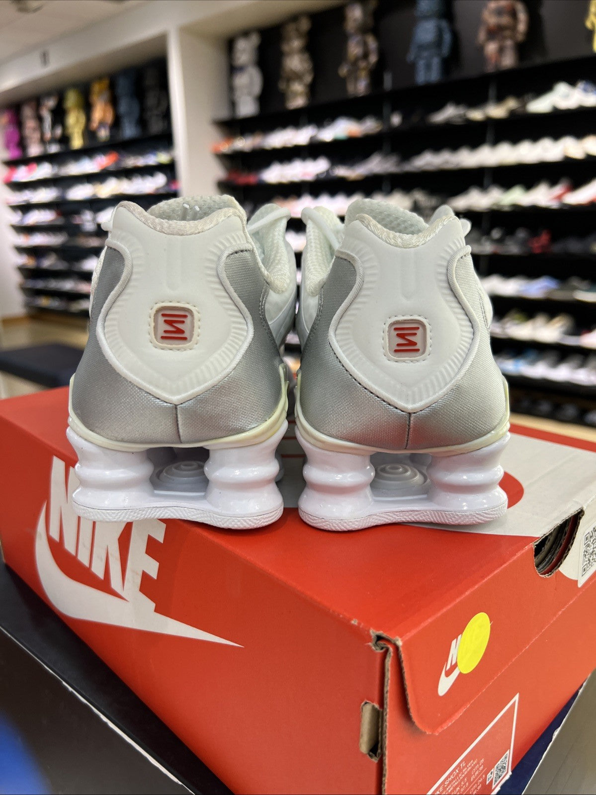 Nike Shox TL White/ Metallic Silver Women’s Sz 8 DEFECT YELLOWING