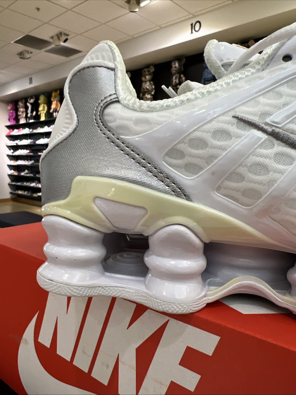 Nike Shox TL White/ Metallic Silver Women’s Sz 8 DEFECT YELLOWING