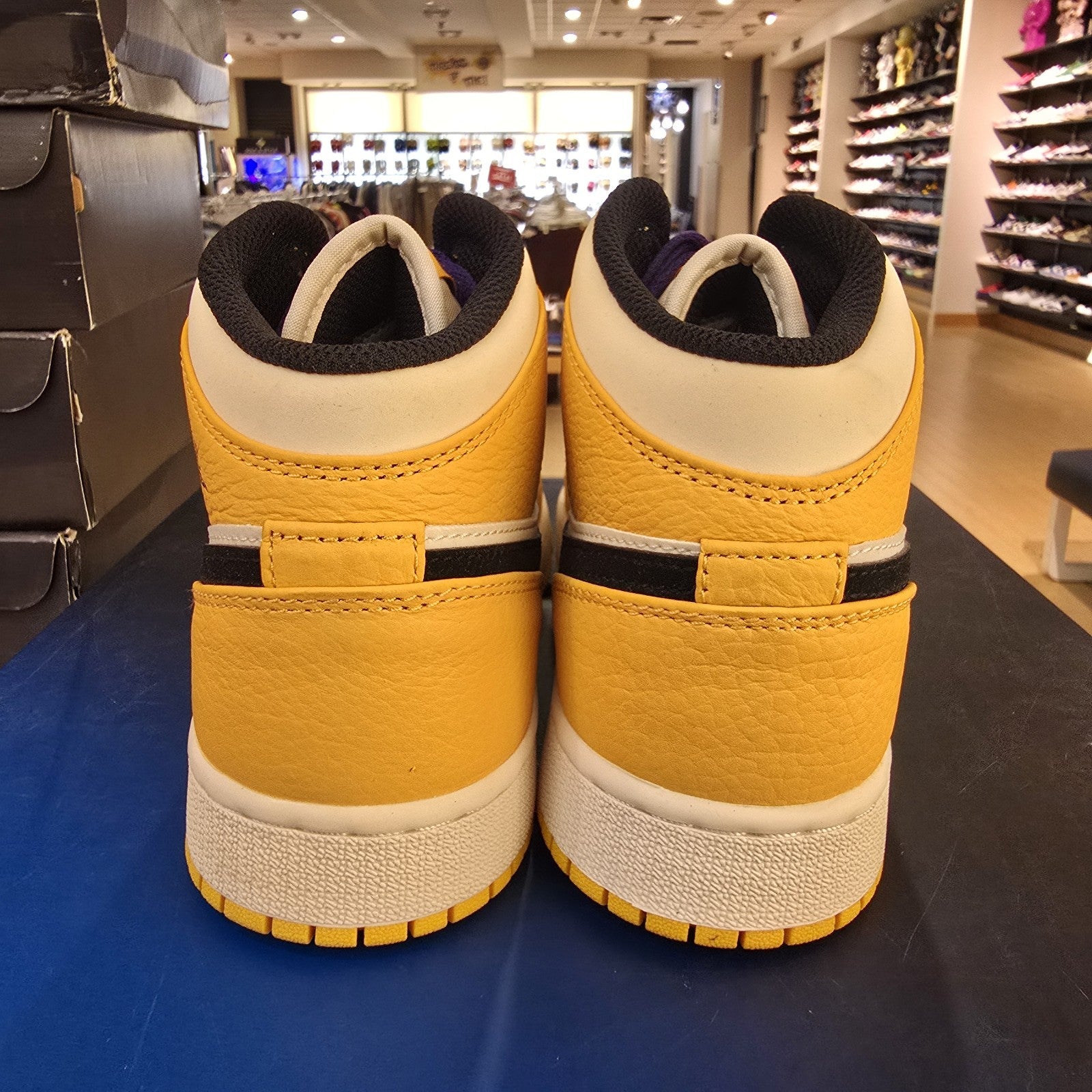 Air Jordan 1 Mid SE Lakers GS SZ 4.5Y