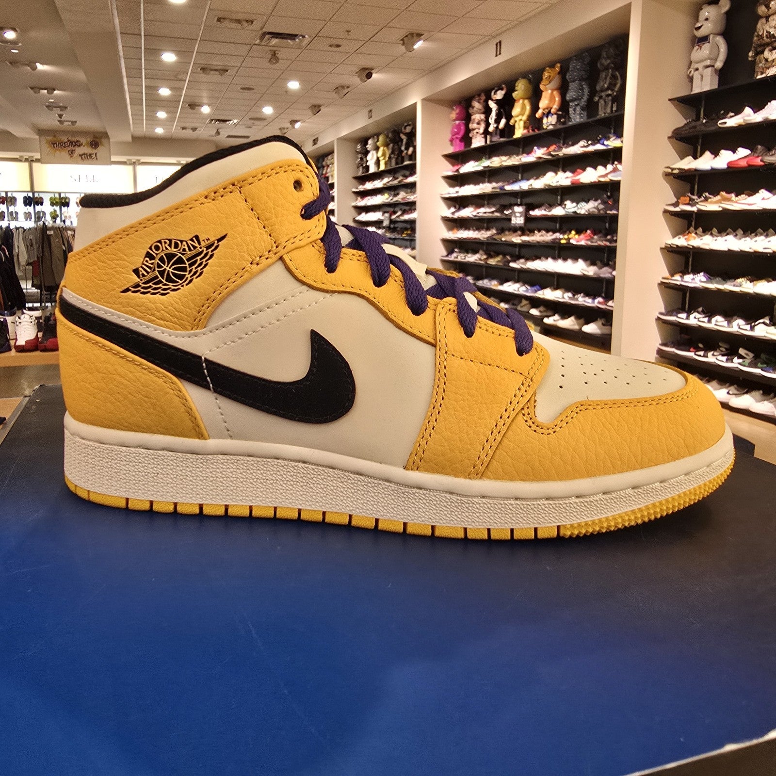 Air Jordan 1 Mid SE Lakers GS SZ 4.5Y