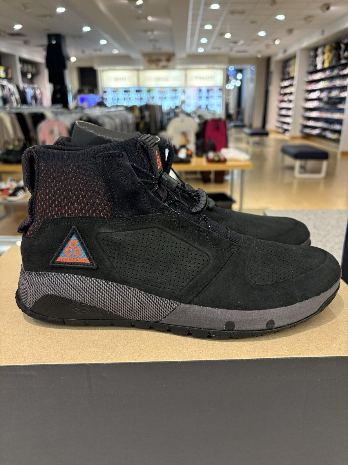 Nike ACG Ruckel Ridge Black Habanero Red Size 10 