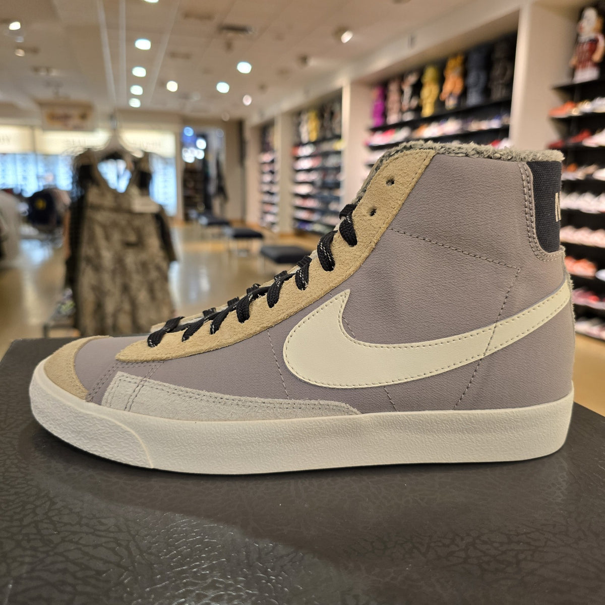 Size 8 - Nike Blazer Mid Hike Nike