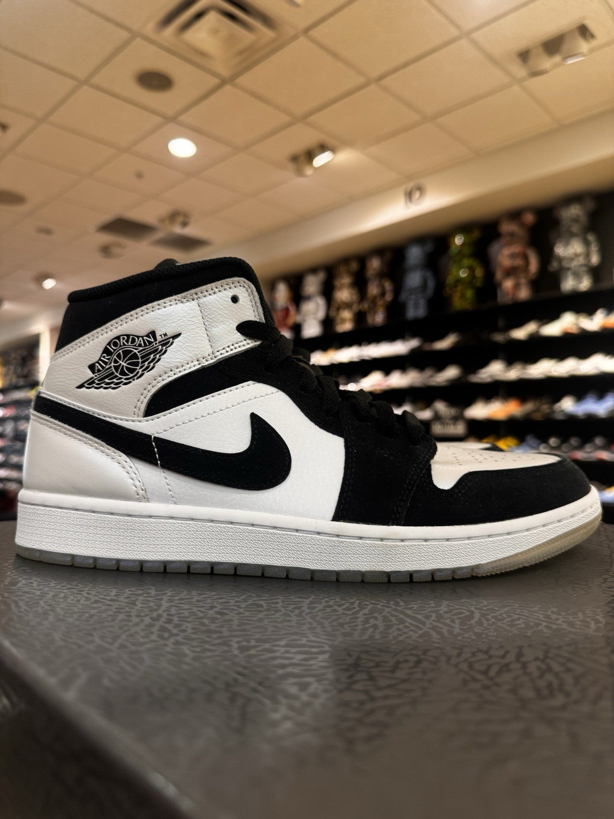 Air Jordan 1 Mid SE Diamond Shorts Size 9