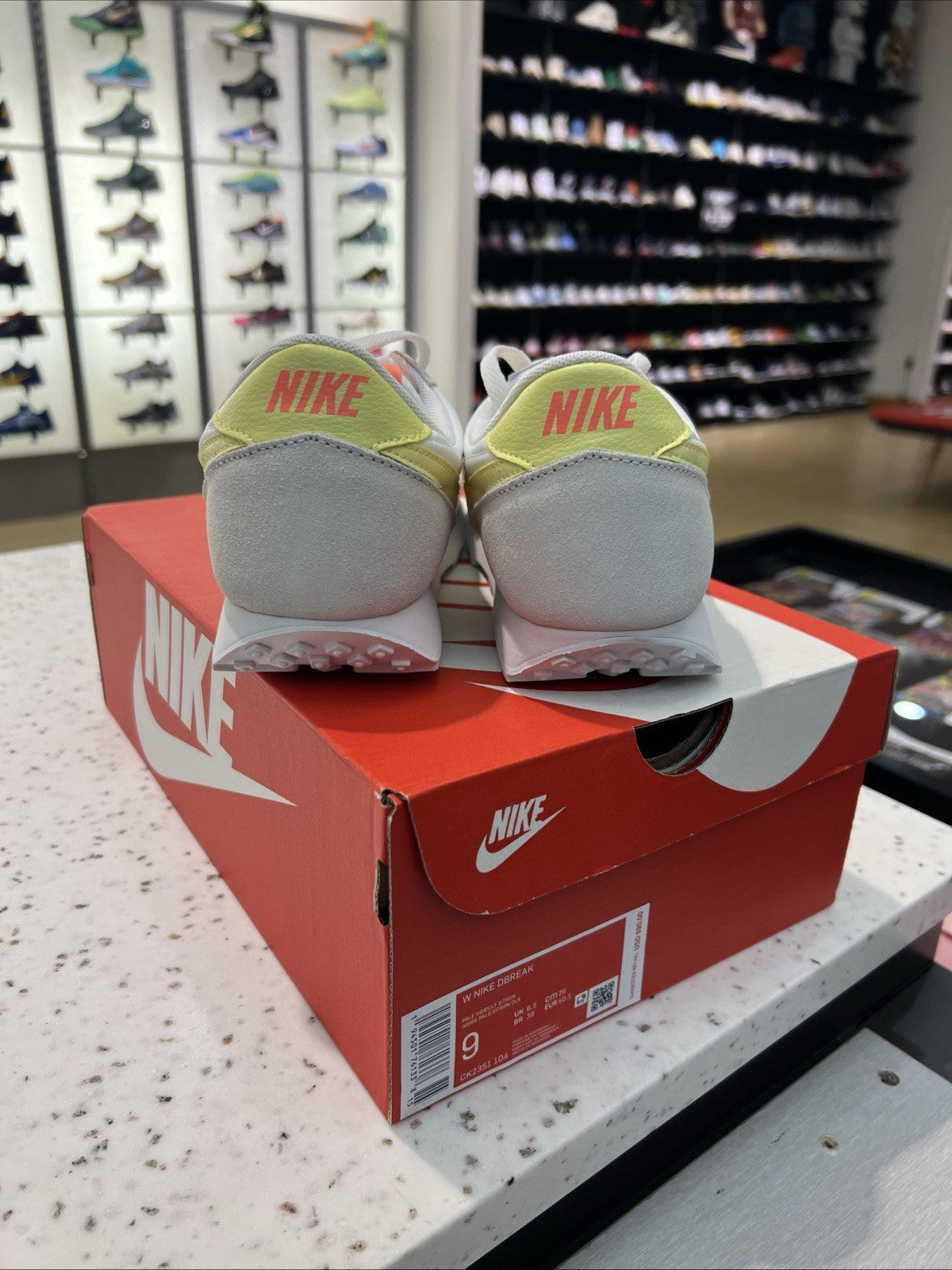 Nike Daybreak 'Pale Light Citron' Womens Sz 9