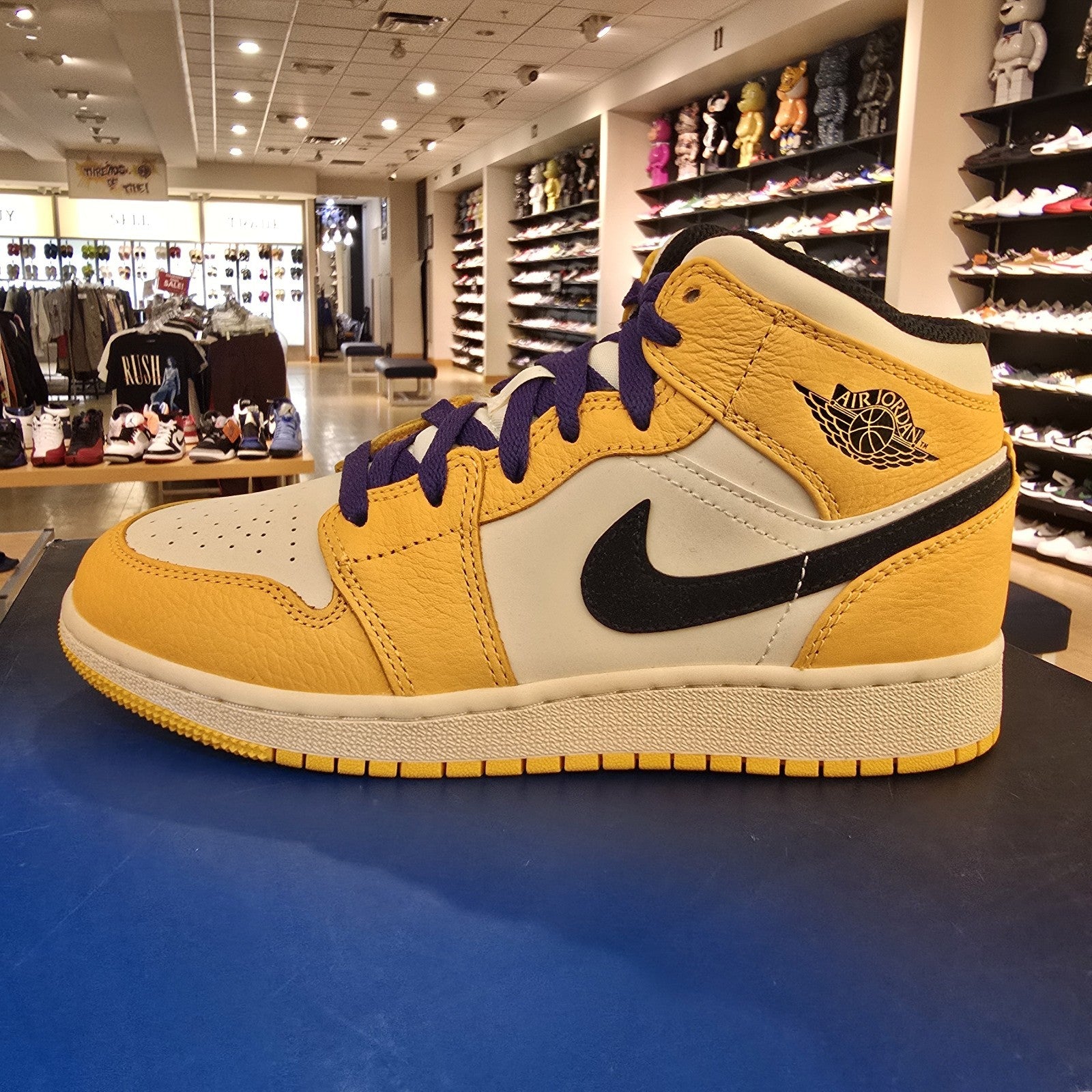 Air Jordan 1 Mid SE Lakers GS SZ 4.5Y