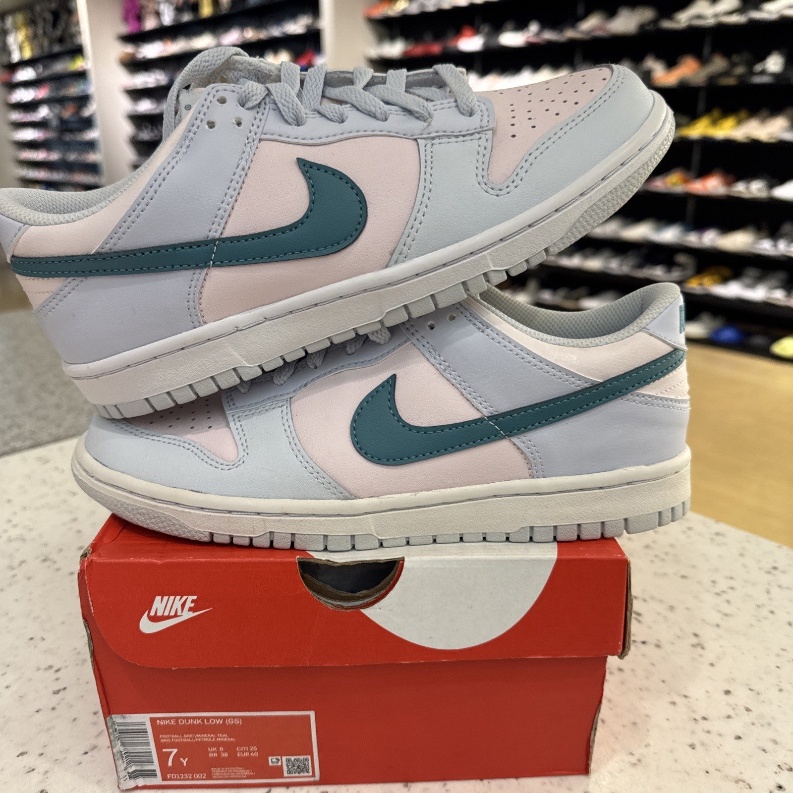 Nike Dunk Low Mineral Teal (GS) Size 7Y