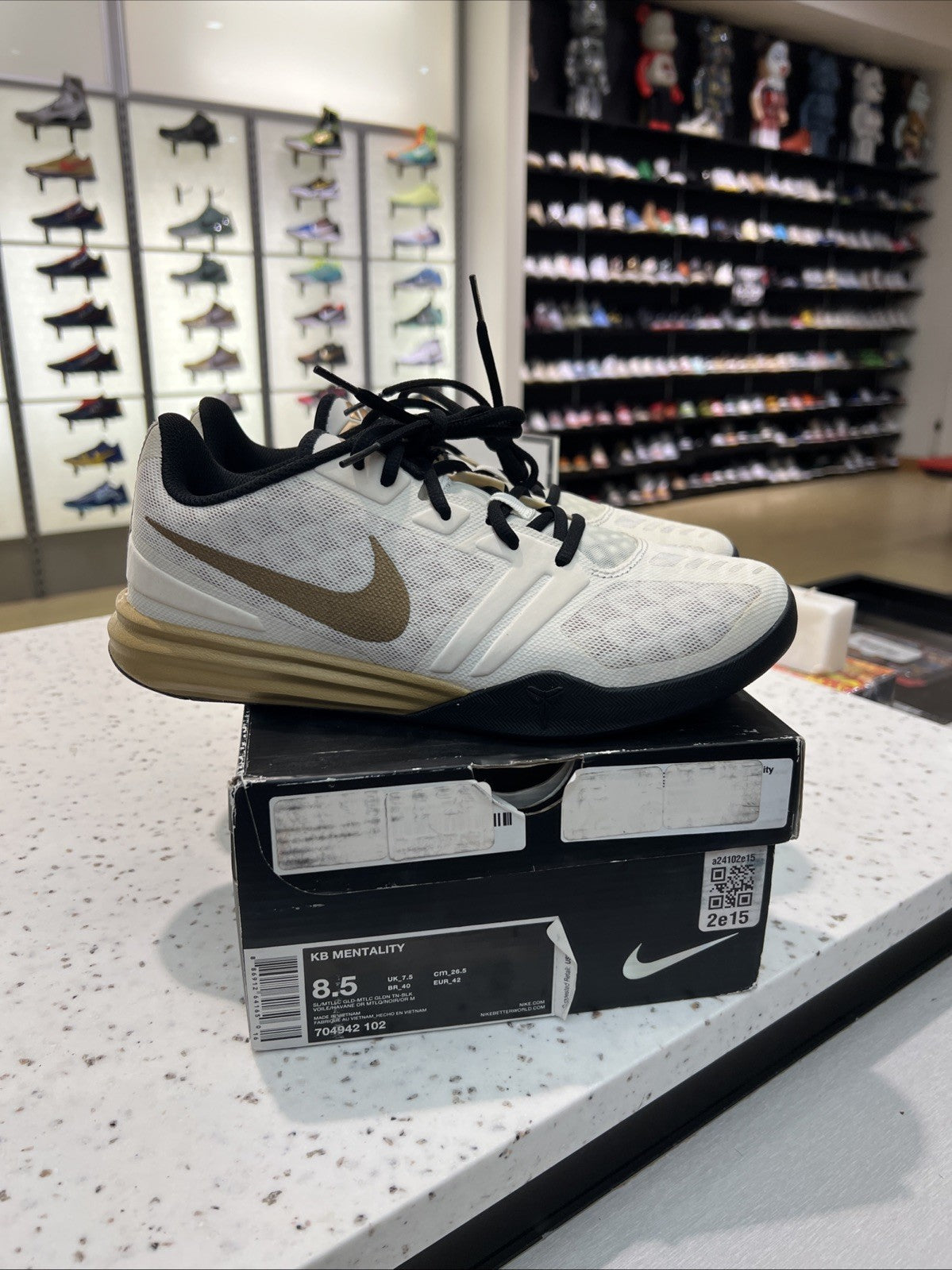 Nike KB Mentality White Metallic Gold Black Sz 8.5 DEFECT YELLOWING