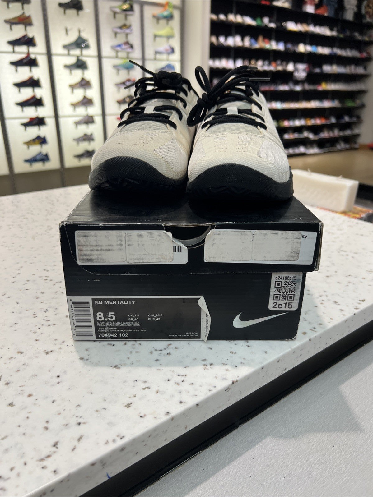 Nike KB Mentality White Metallic Gold Black Sz 8.5 DEFECT YELLOWING