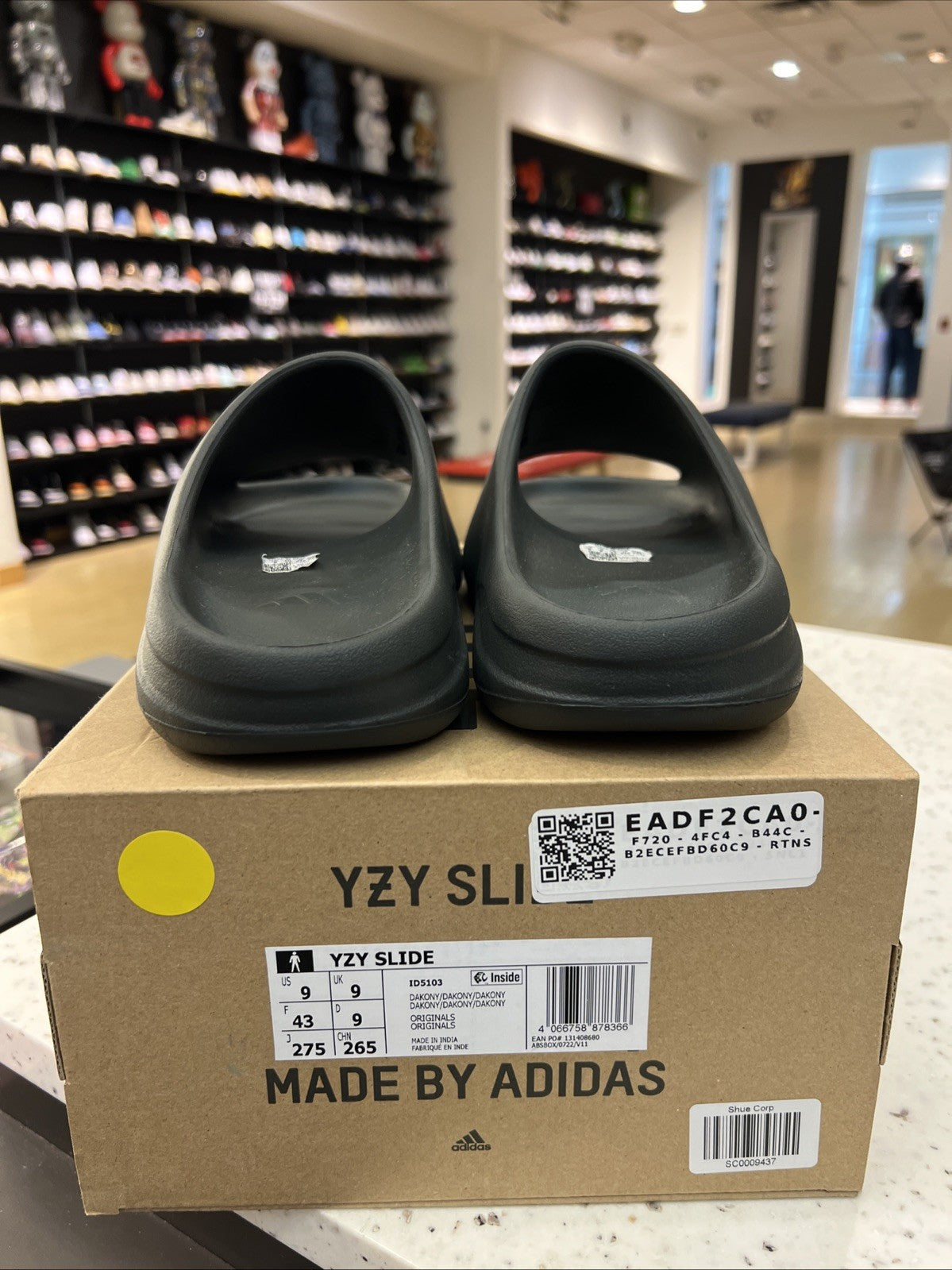 adidas Yeezy Slides Dark Onyx ID5103 DEFECT