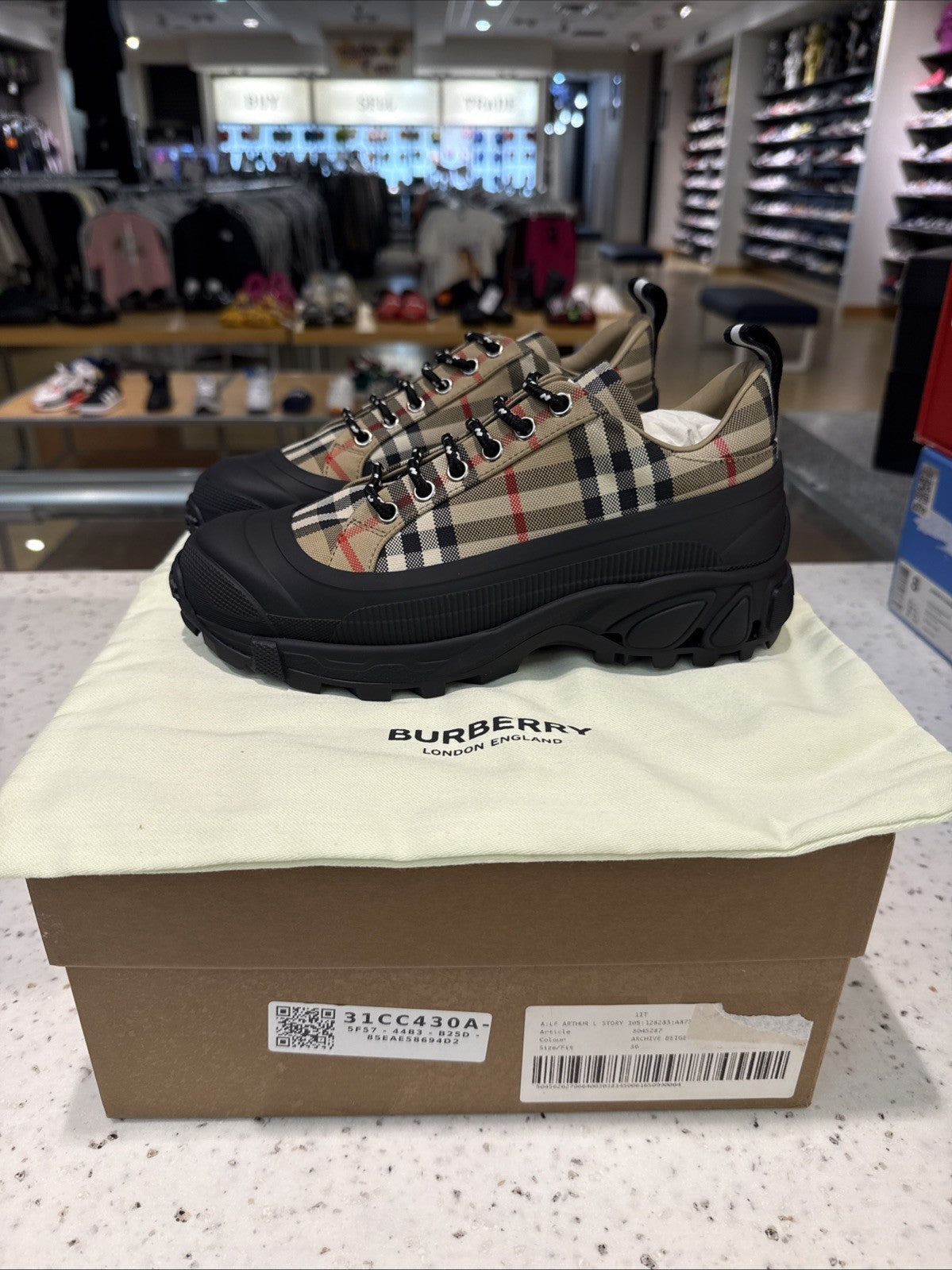 burberry shoes Woman Size 5.5