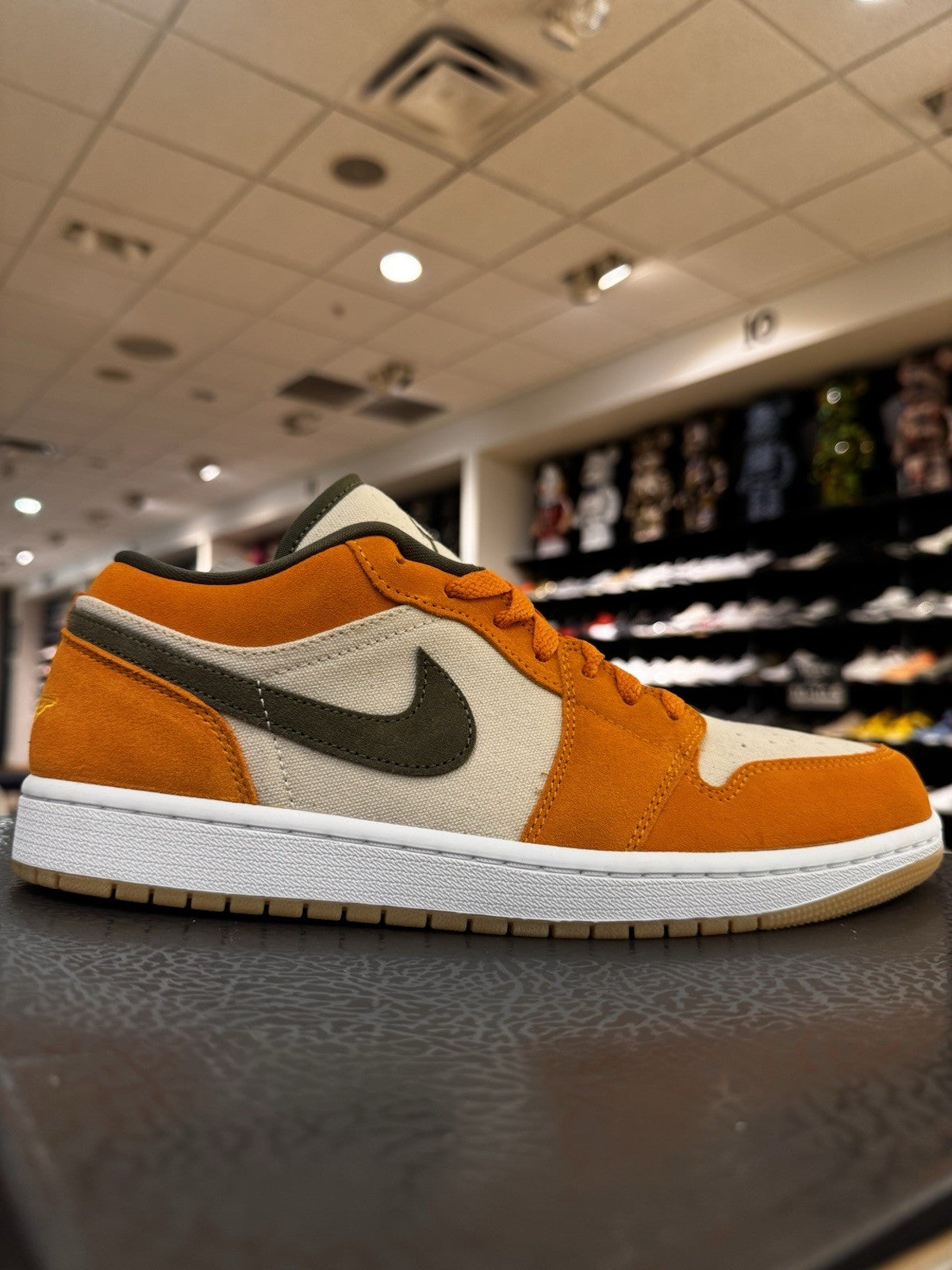 Air Jordan 1 SE Low Light Curry Size 10