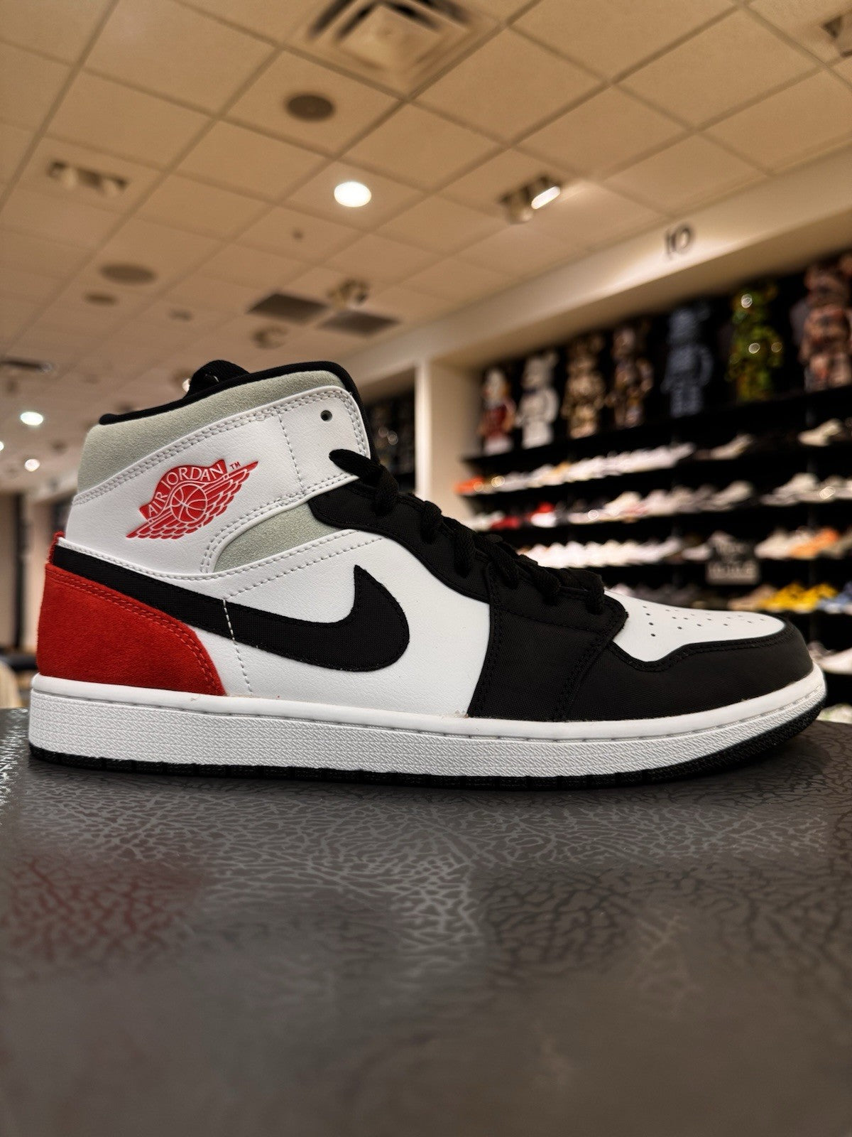 Air Jordan 1 SE Mid Red Black Toe Size 11