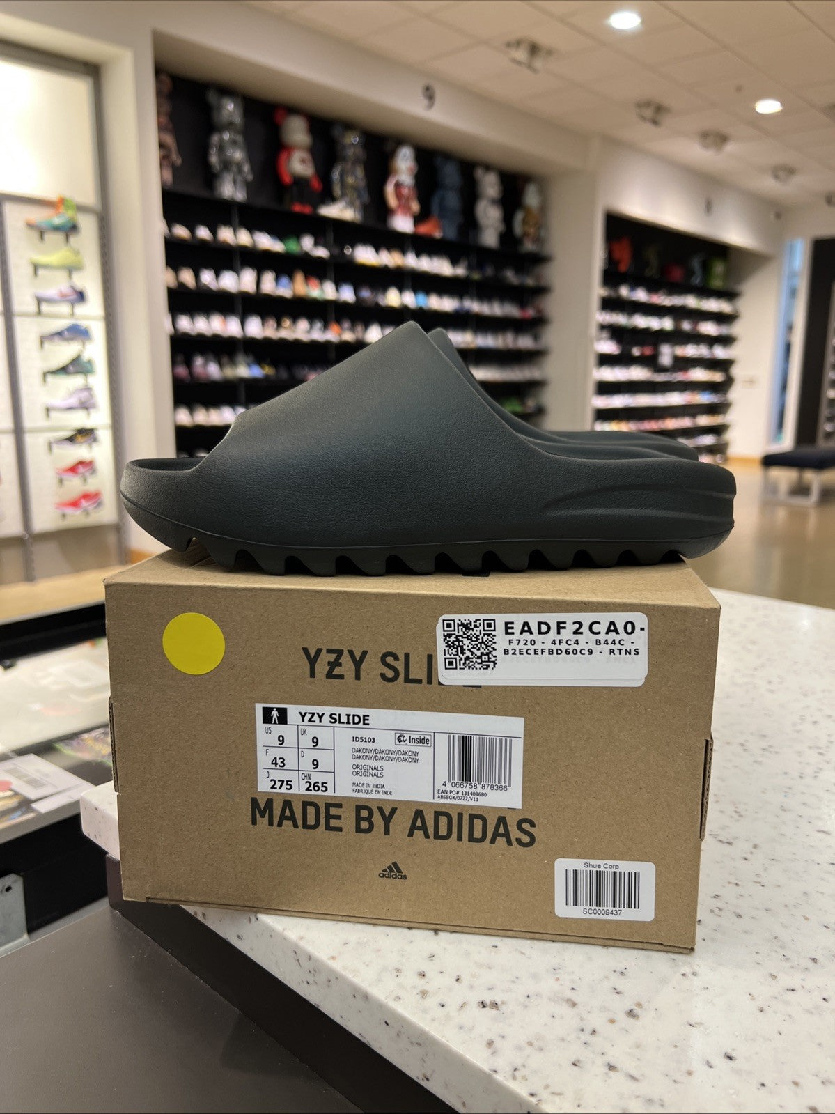 adidas Yeezy Slides Dark Onyx ID5103 DEFECT