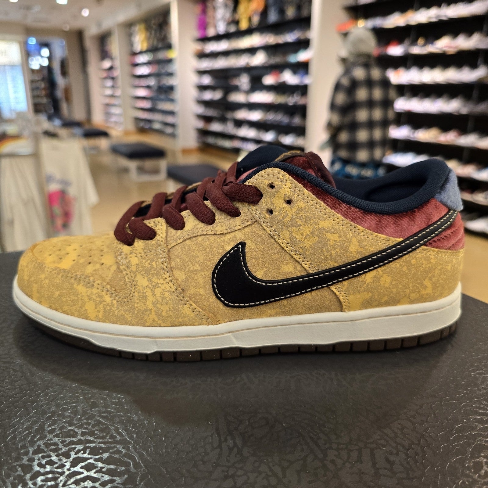 Size 8 - Nike Dunk SB Low City of Cinema