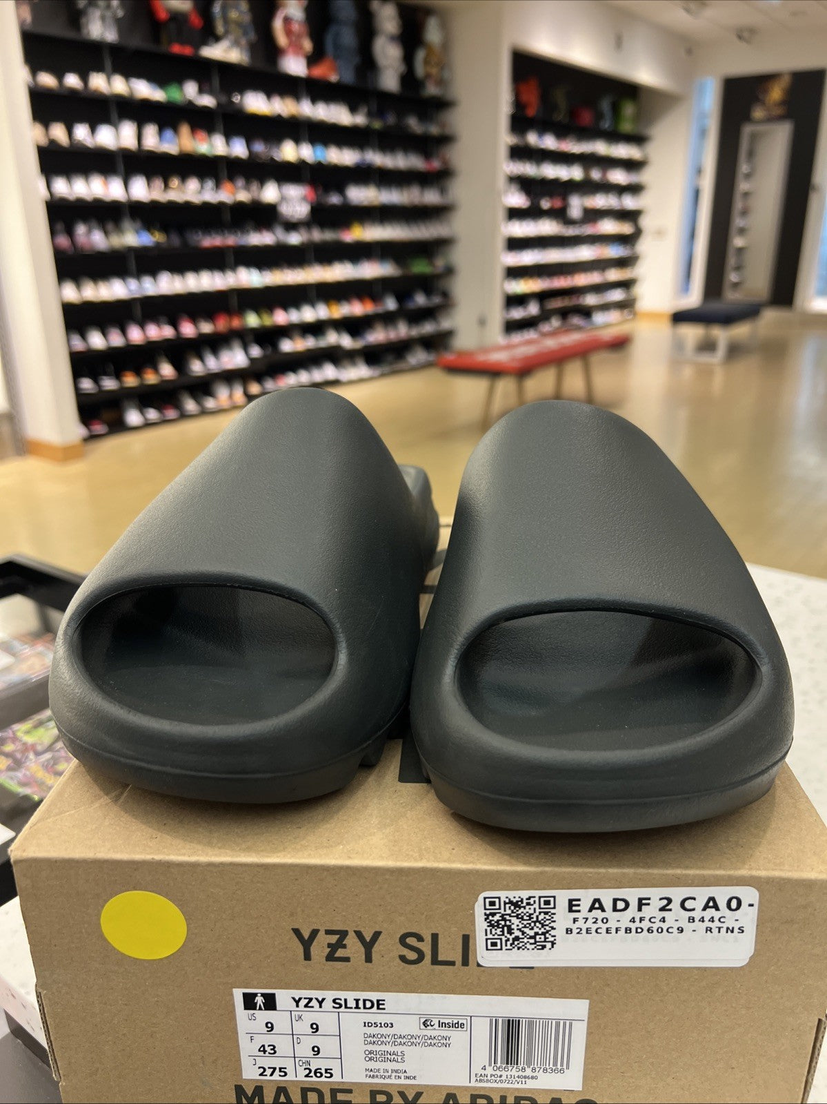 adidas Yeezy Slides Dark Onyx ID5103 DEFECT