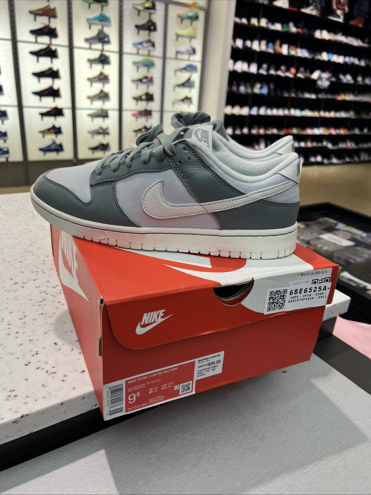 Nike Dunk Low Retro PRM Mica Green Sz 9.5