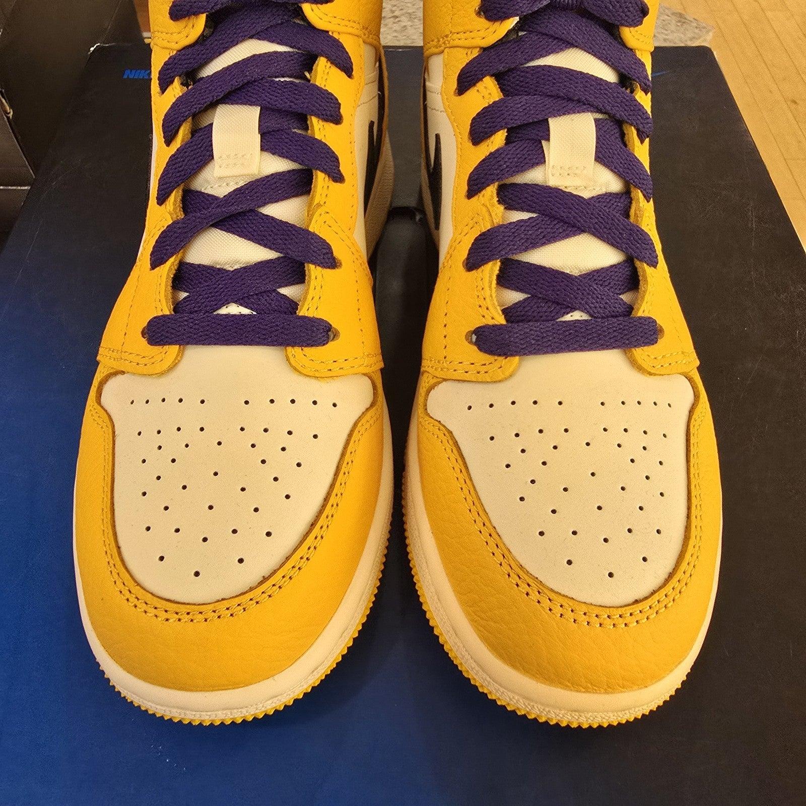 Air Jordan 1 Mid SE Lakers GS SZ 4.5Y
