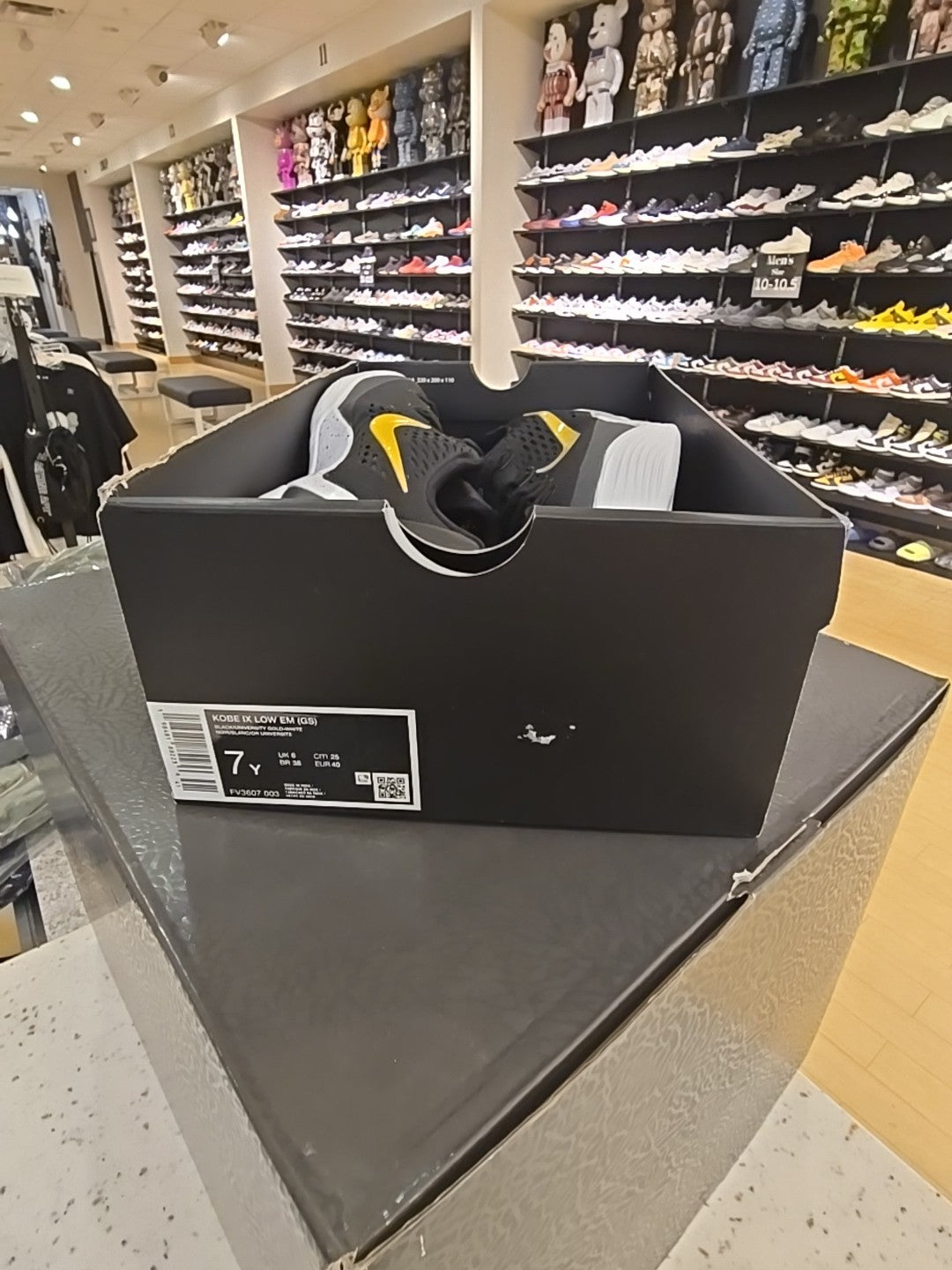 Nike Kobe 9 EM Low TB Black University Gold (GS) Sz 7Y