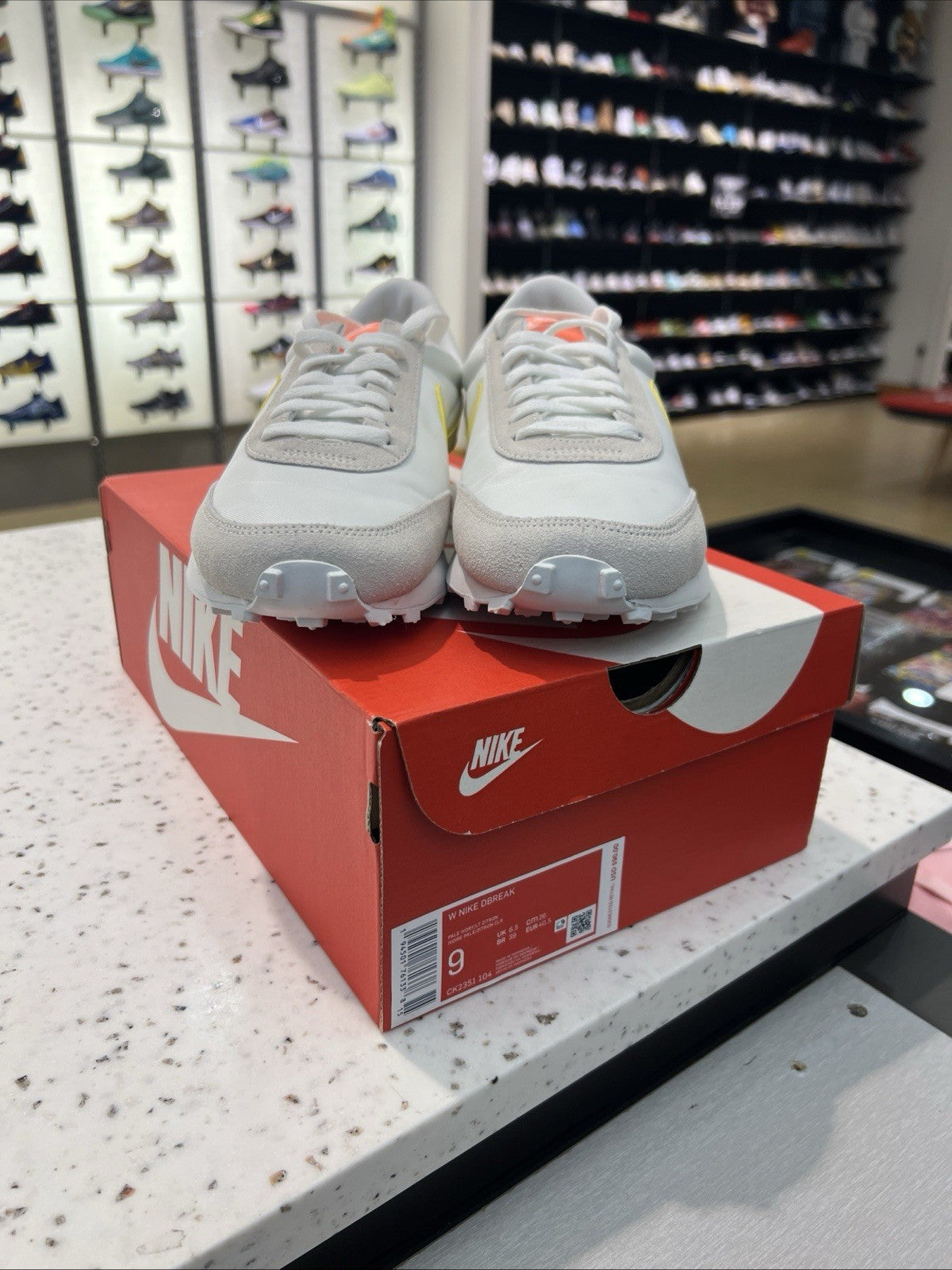 Nike Daybreak 'Pale Light Citron' Womens Sz 9