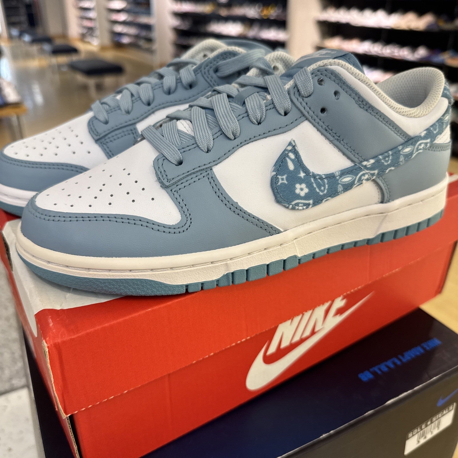 Size 8 - Nike Dunk Low Blue Paisley W YELLOWING LEFT SHOE