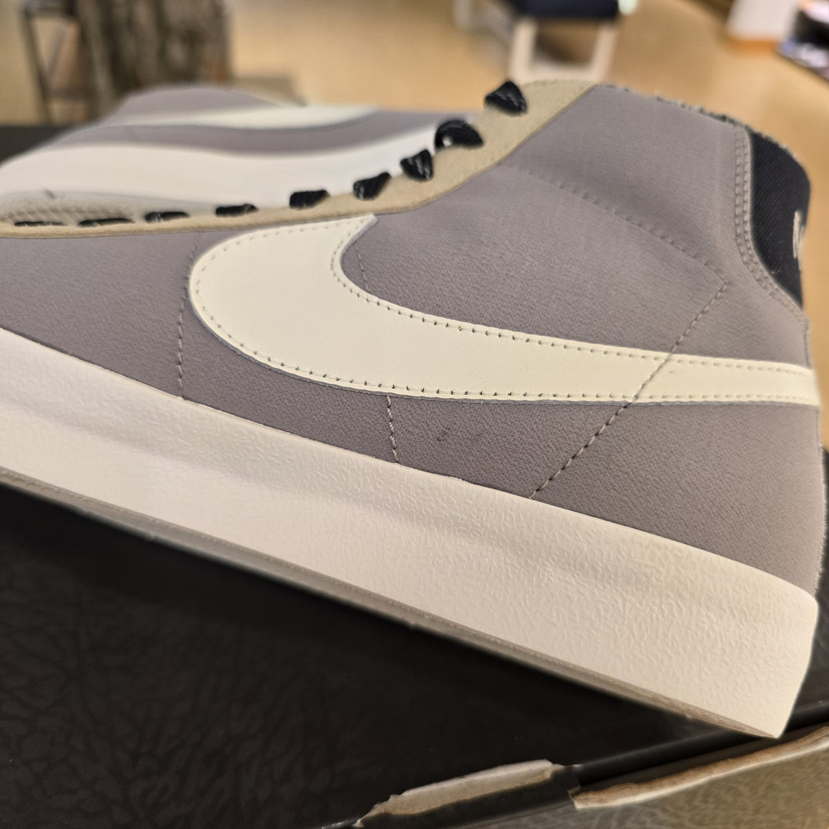Size 8 - Nike Blazer Mid Hike Nike