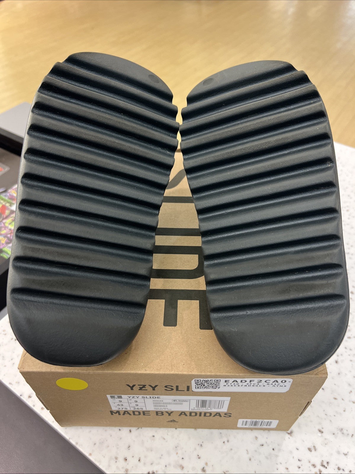 adidas Yeezy Slides Dark Onyx ID5103 DEFECT