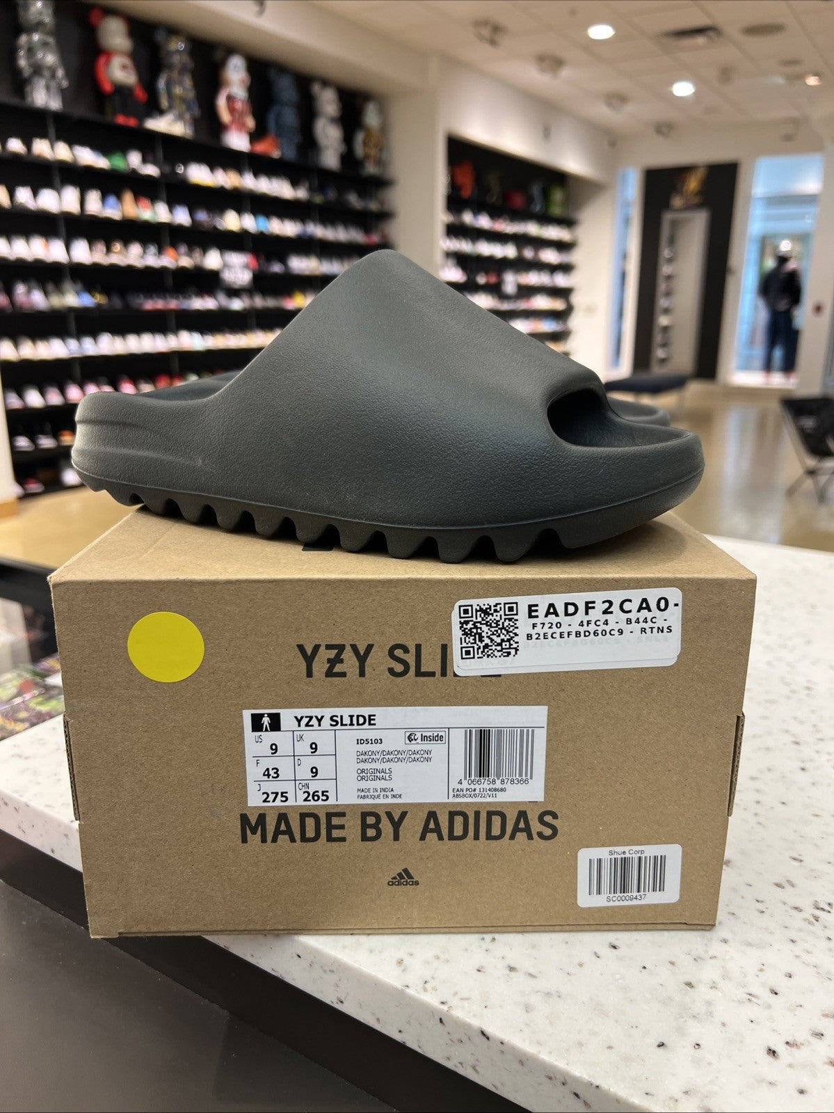 adidas Yeezy Slides Dark Onyx ID5103 DEFECT