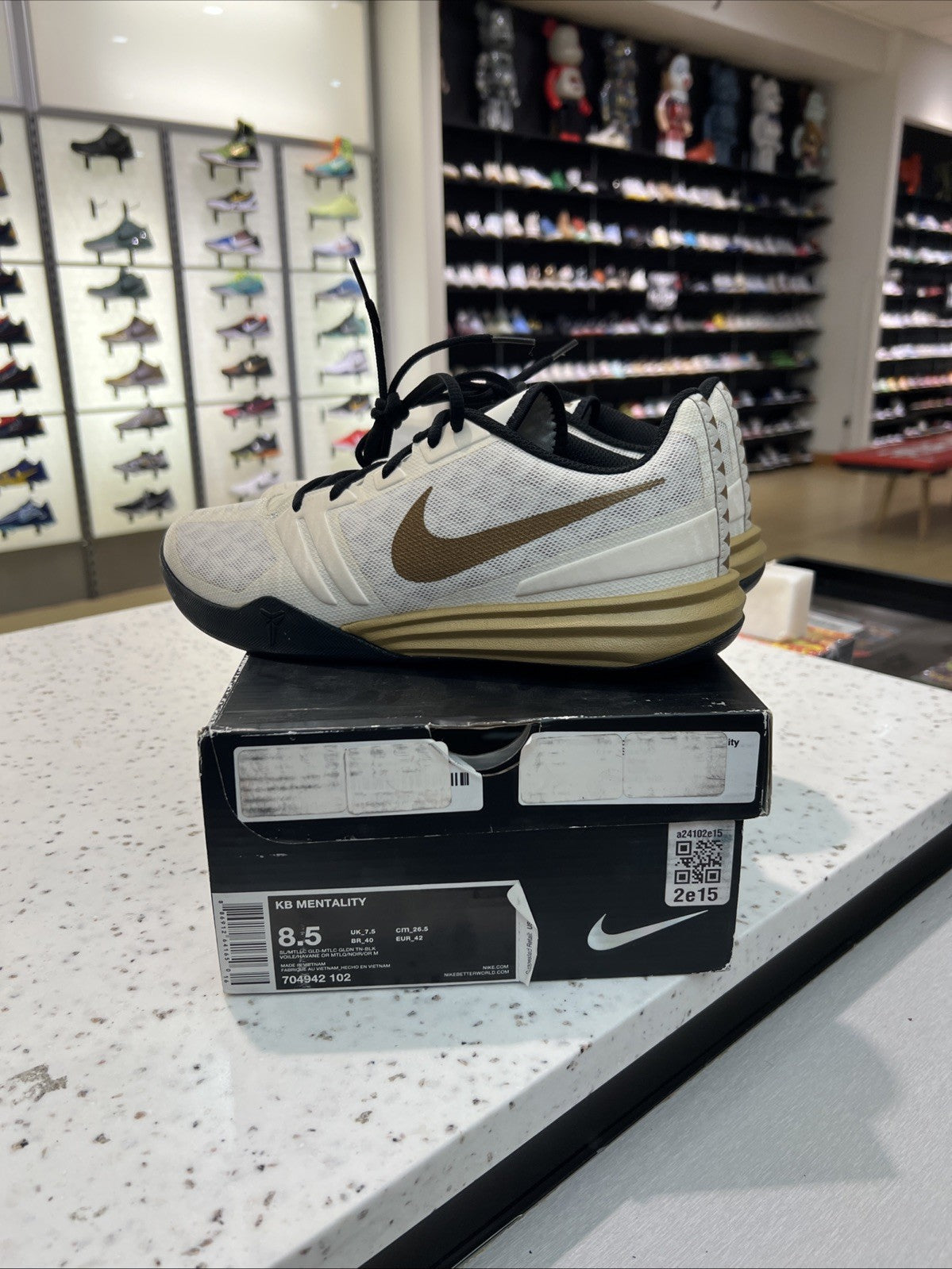 Nike KB Mentality White Metallic Gold Black Sz 8.5 DEFECT YELLOWING