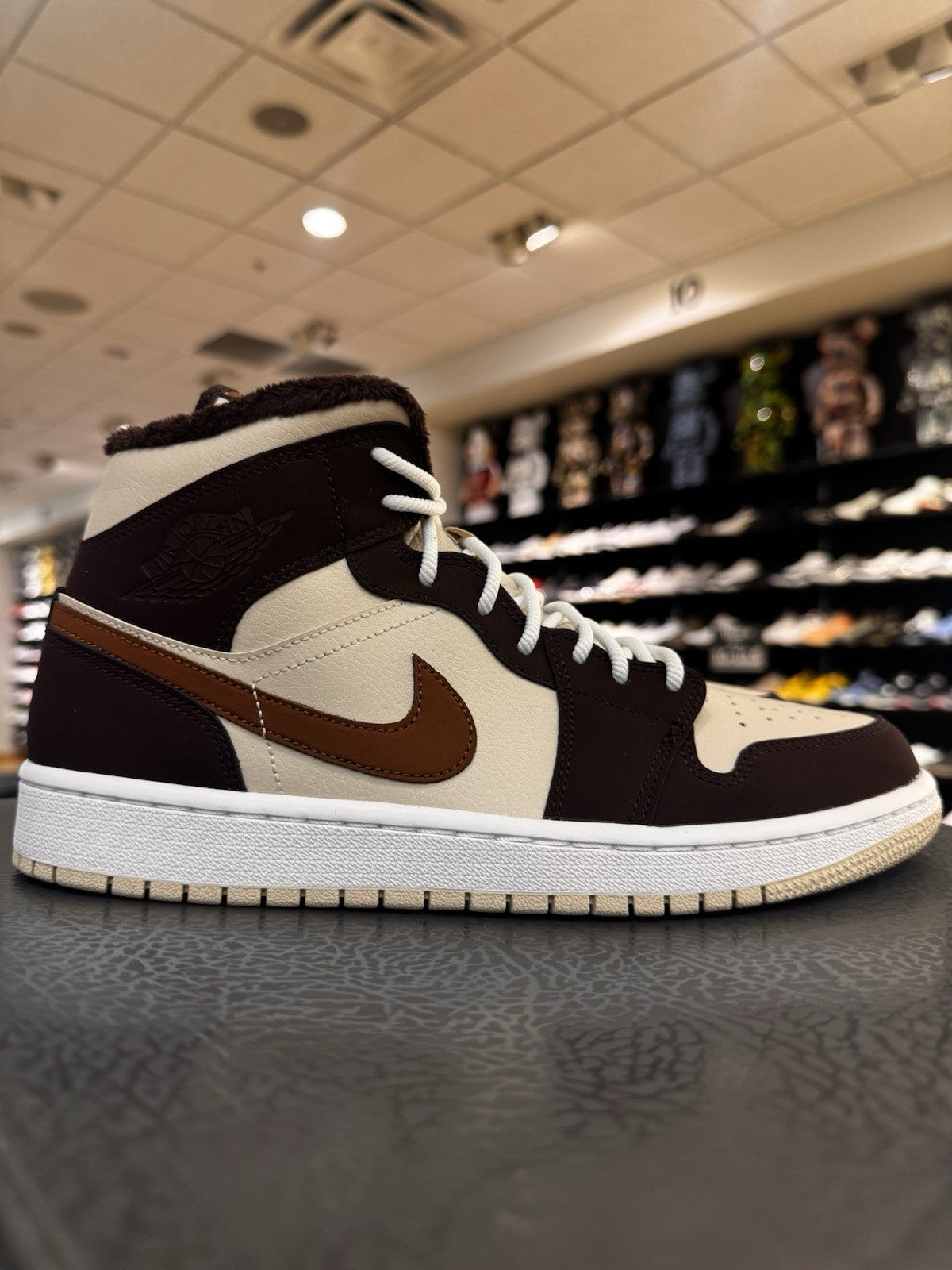 Air Jordan 1 Mid Se Brown Basalt Oatmeal Womens Size 10.5