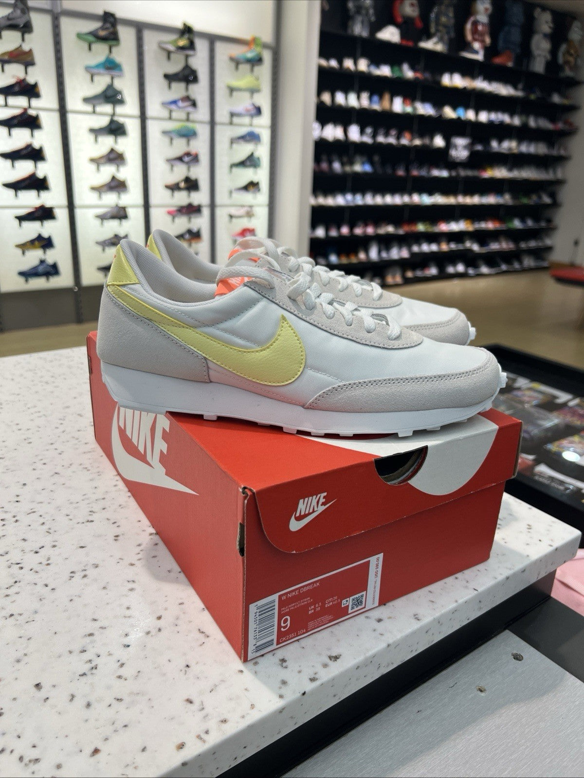Nike Daybreak 'Pale Light Citron' Womens Sz 9