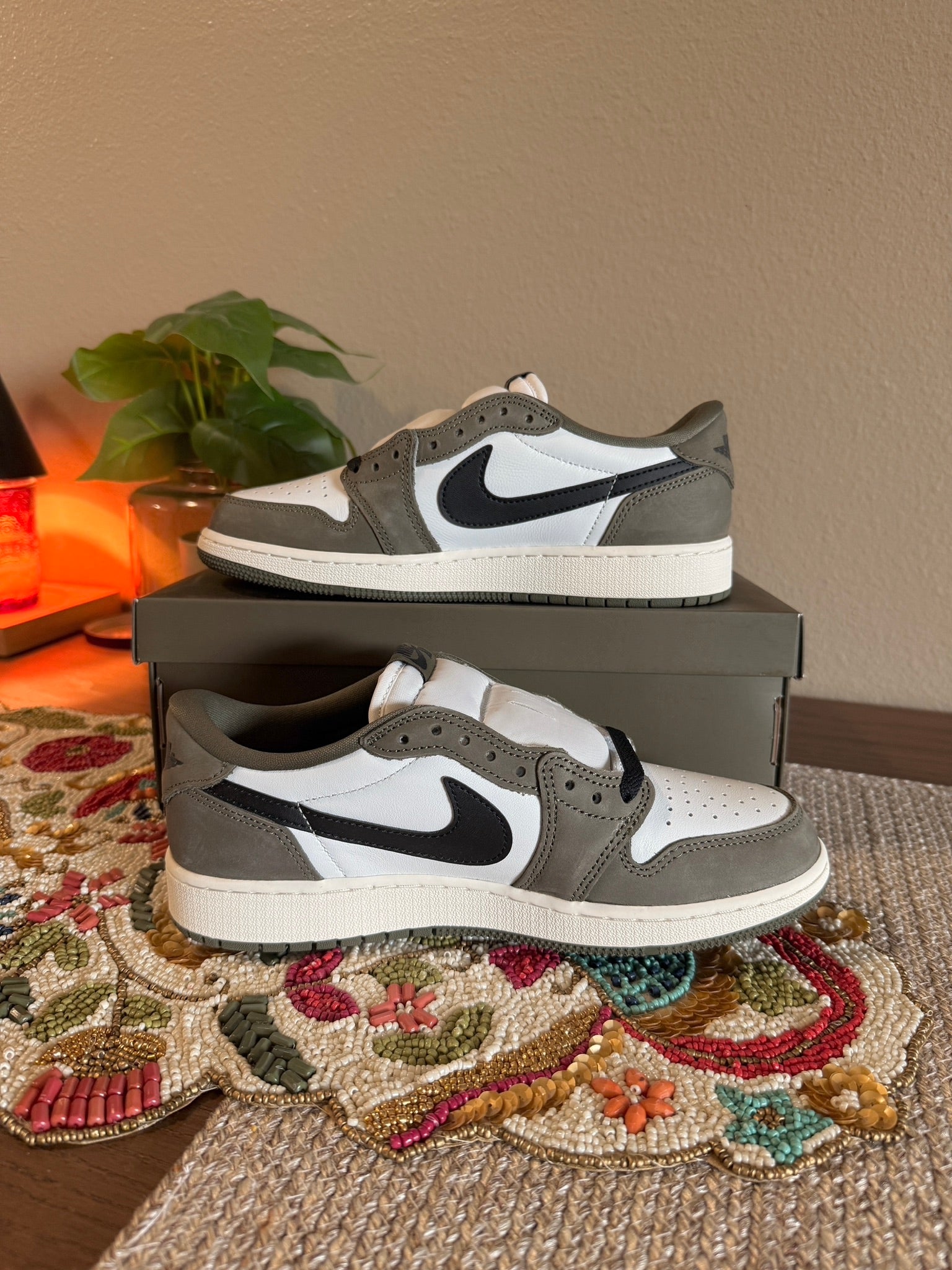 Jordan 1 Retro Low OG Medium Olive (GS) Size 6.5Y