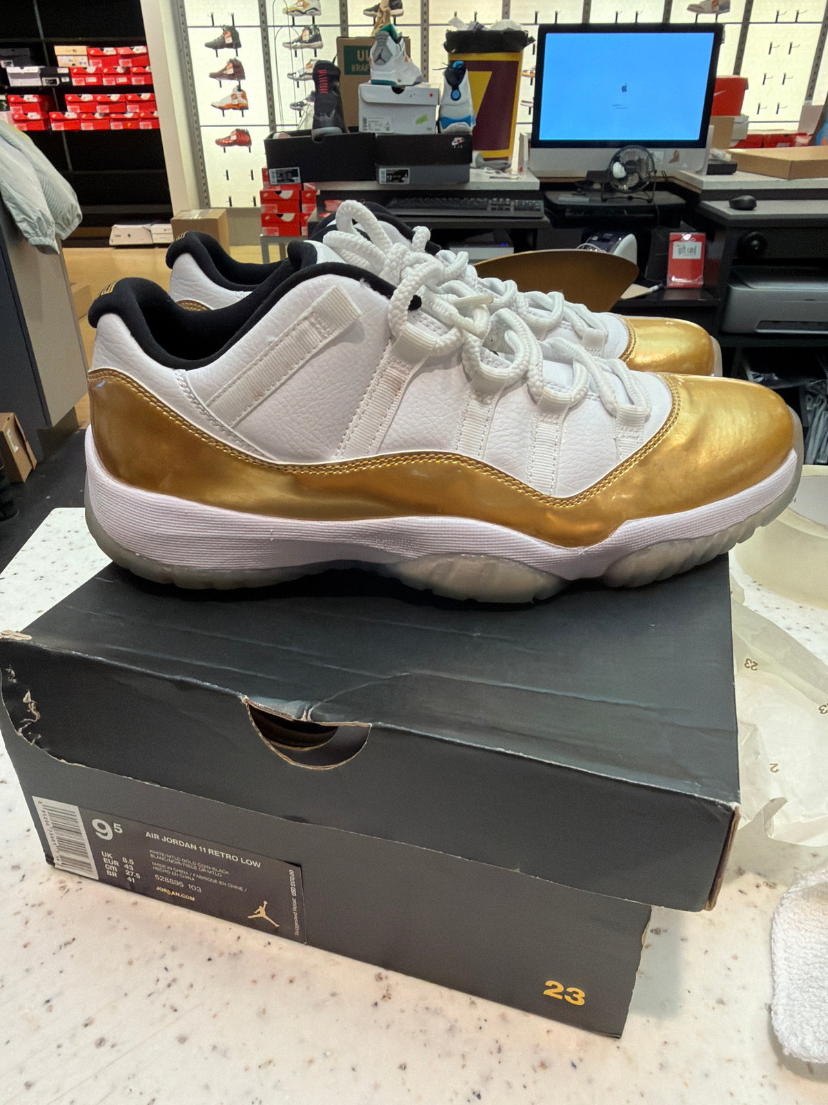 Jordan 11 Retro Low Closing Ceremony SZ 9.5 USED