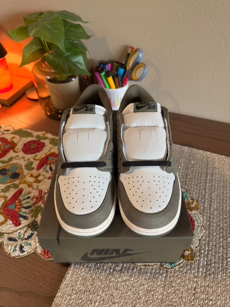 Jordan 1 Retro Low OG Medium Olive (GS) Size 6.5Y