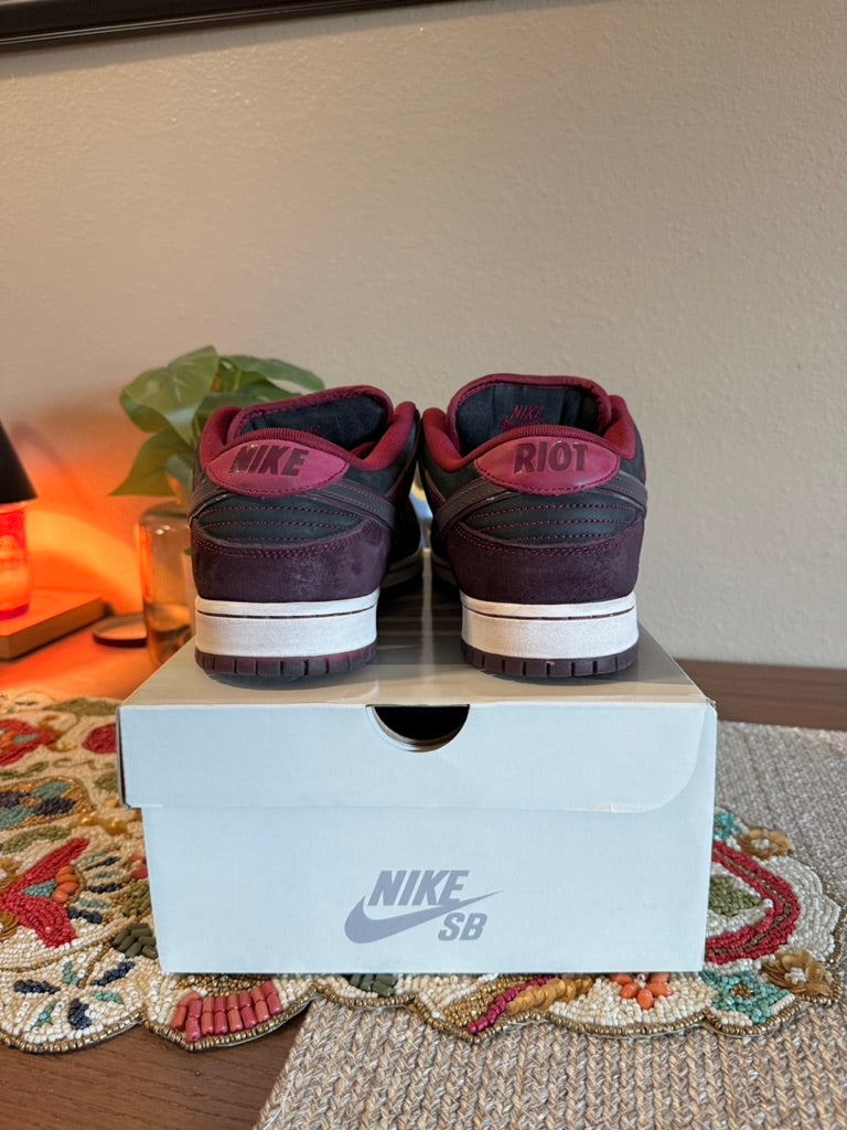 Nike SB Dunk Low Riot Skateshop Size 10.5 USED