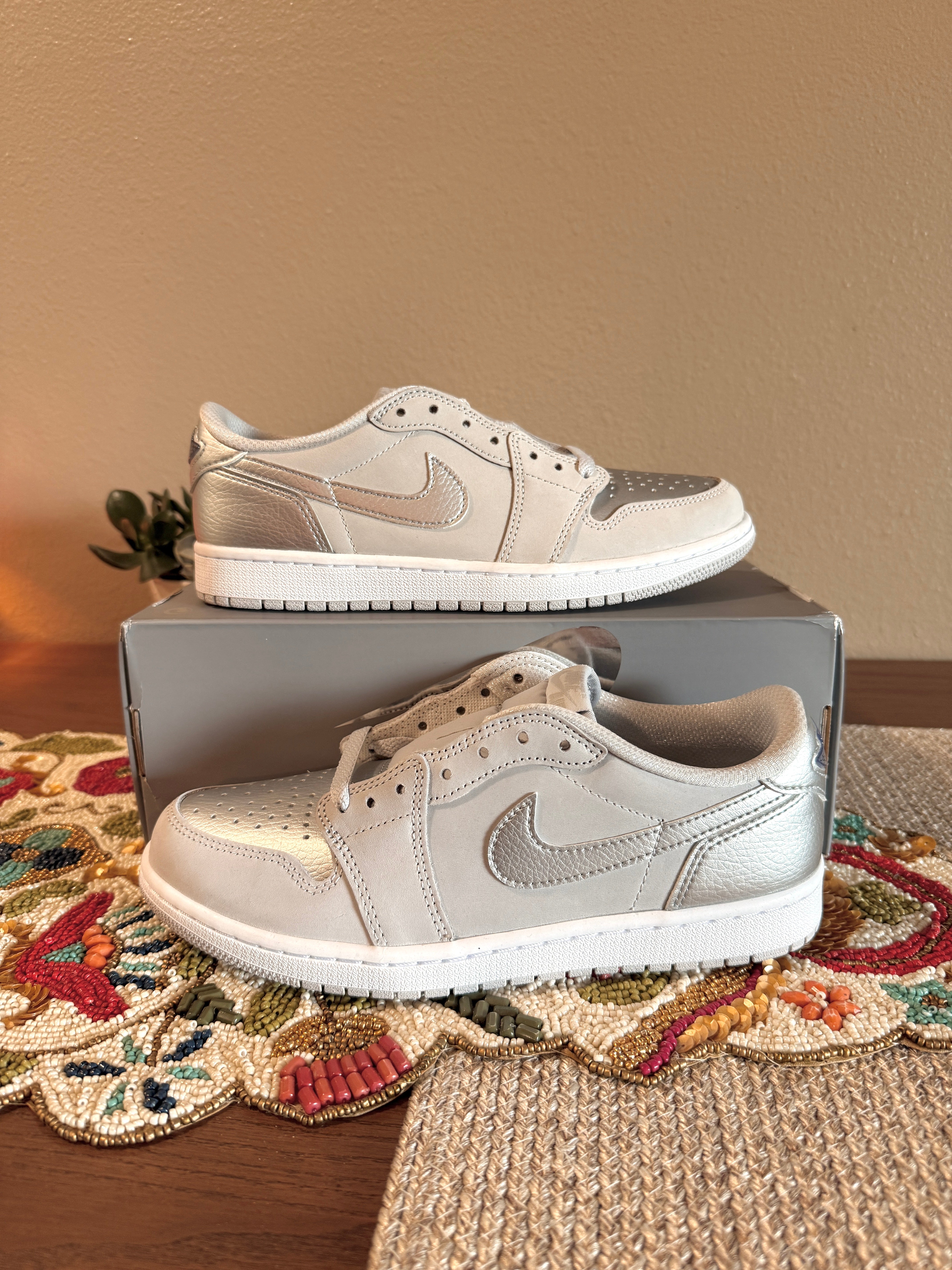 Jordan 1 Low OG Metallic Silver Size 8 MISSING LID