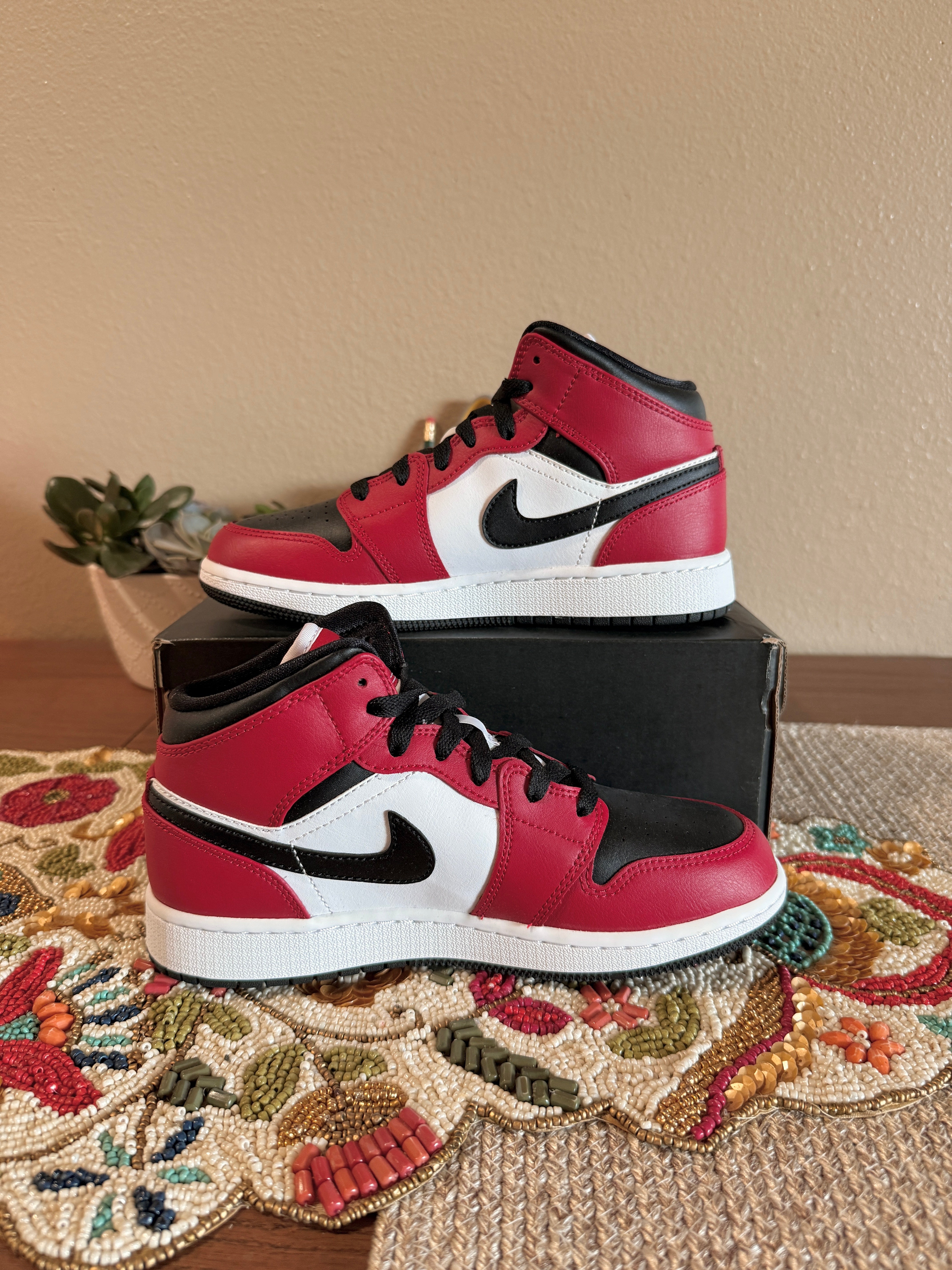 Jordan 1 Mid Chicago Black Toe (GS) Size 4Y