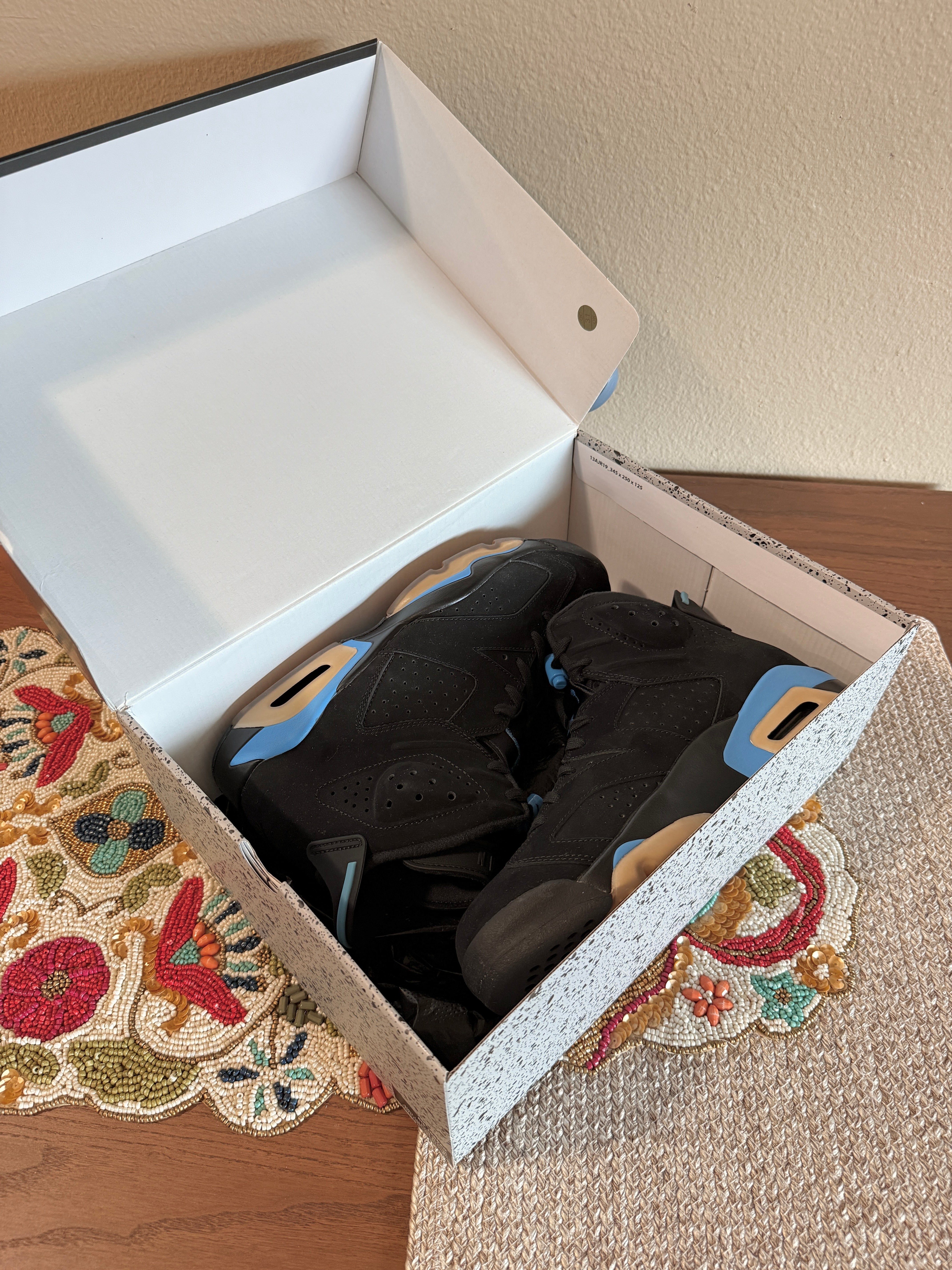Jordan 6 Retro UNC Size 9 YELLOWING