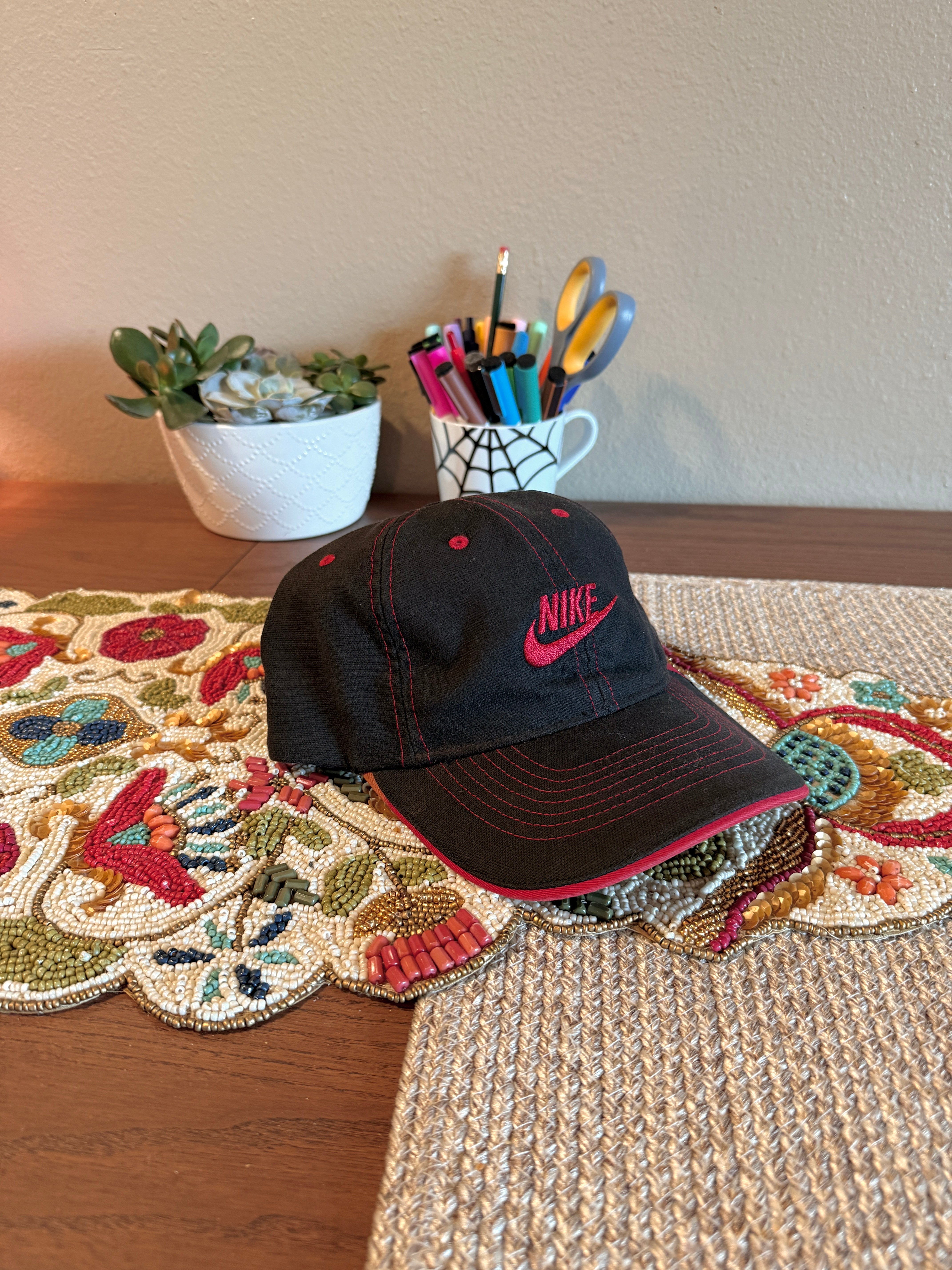 Y2K Nike Black / Red Contrast Stitch Stretch Fit Hat