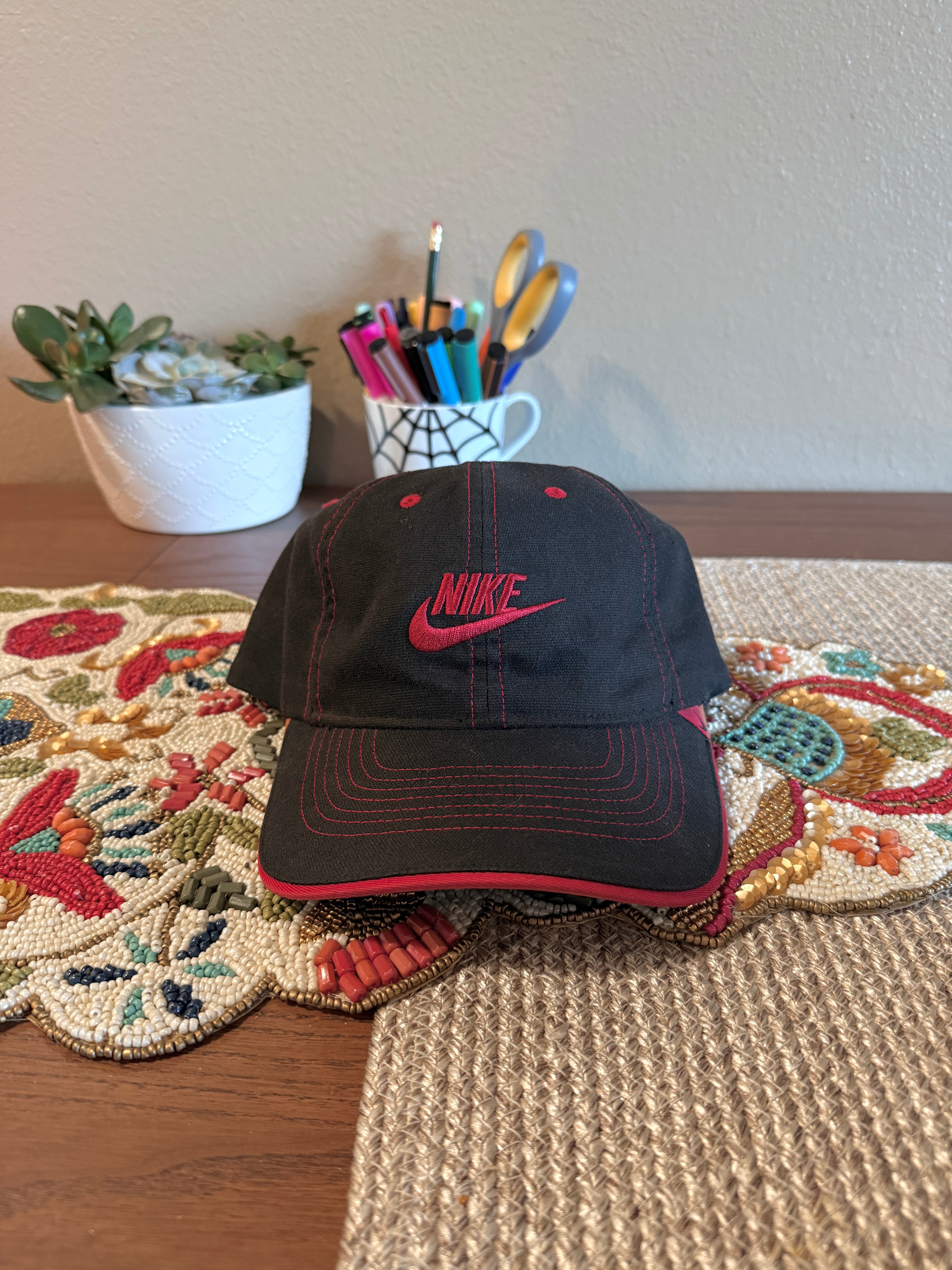 Y2K Nike Black / Red Contrast Stitch Stretch Fit Hat